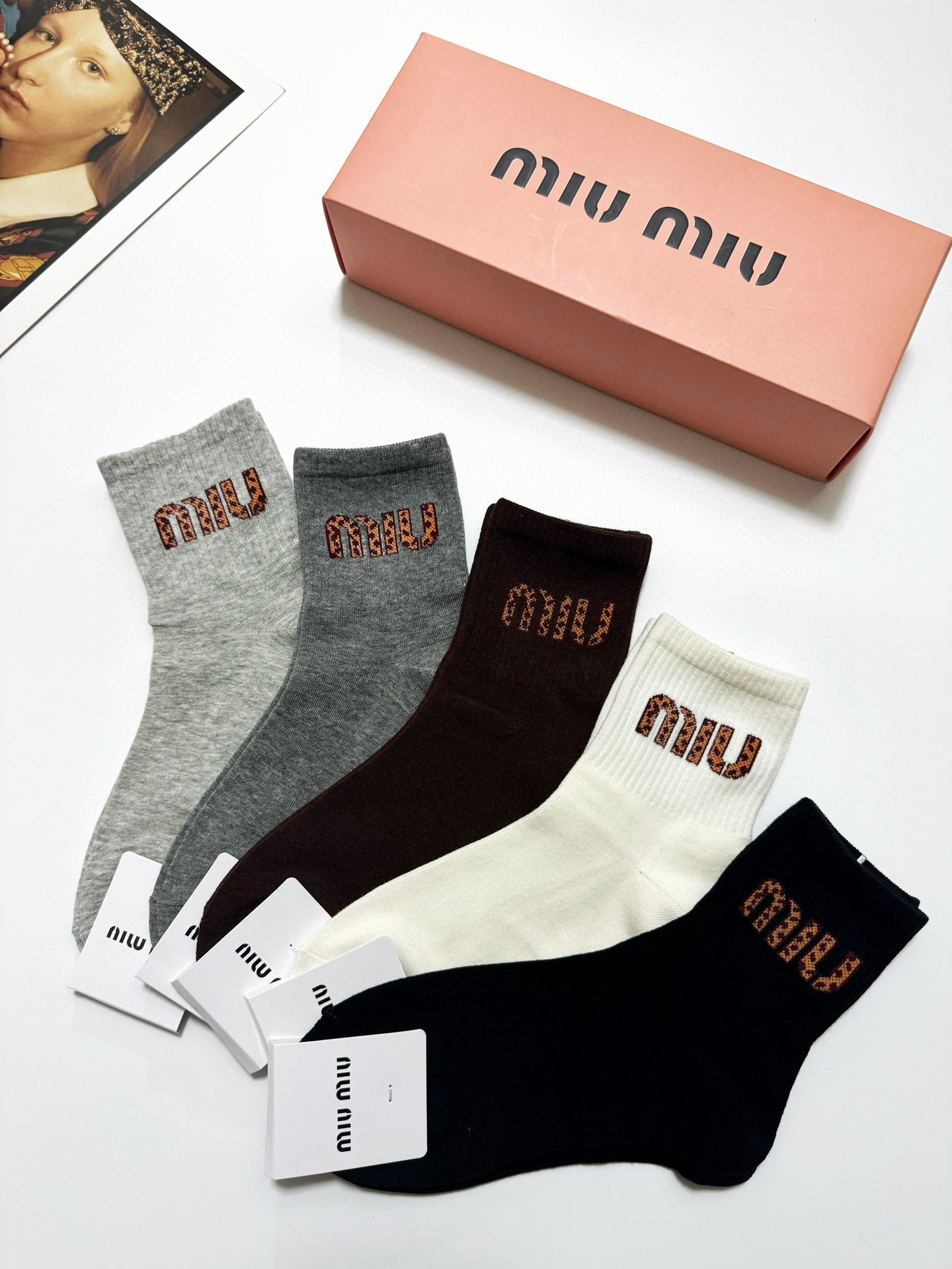  配包装
🌟【一盒5 双】
 🌟缪缪 miumiu 经典字母logo 纯棉中筒袜   ，ins爆款小腿短