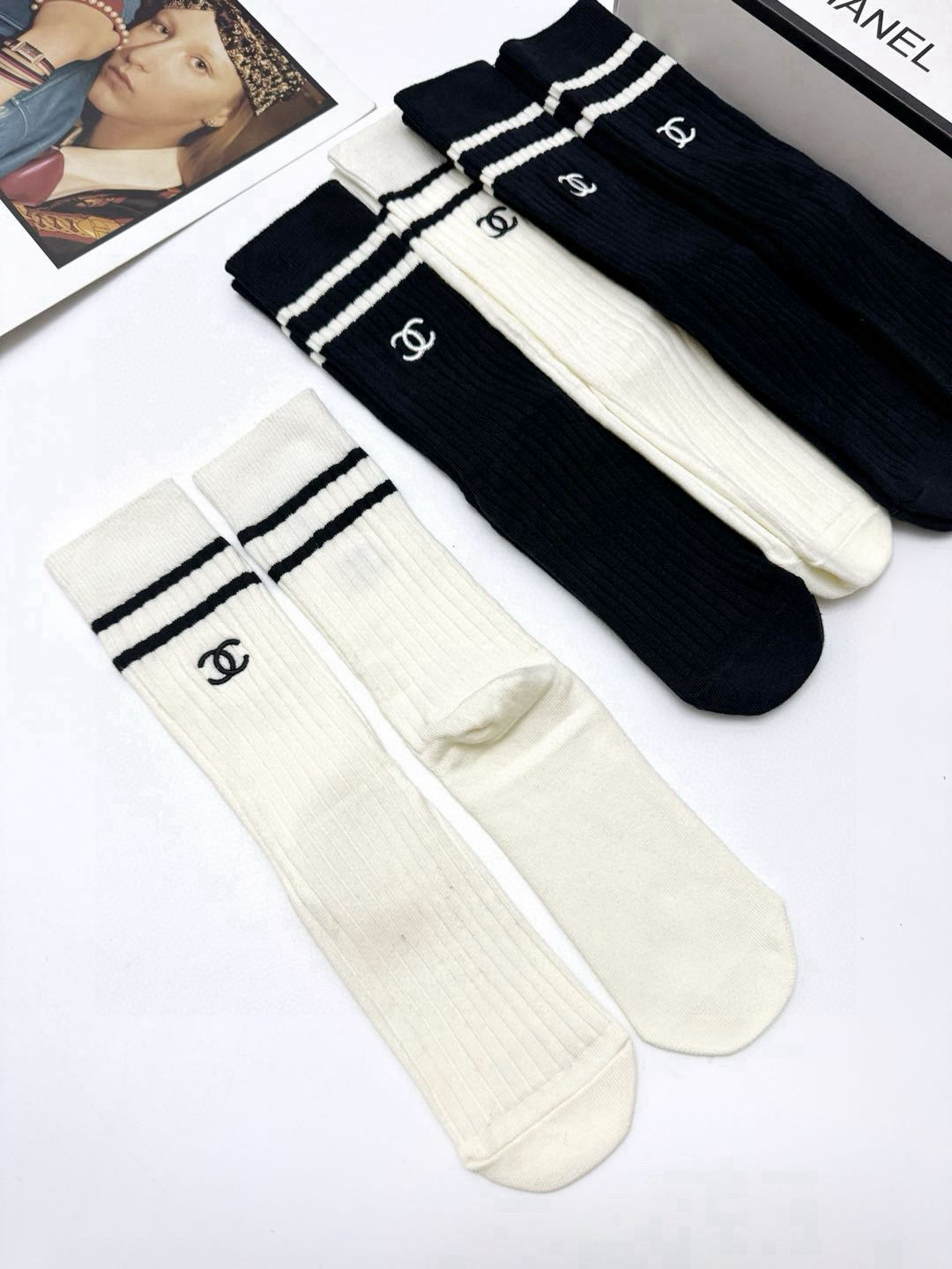  配包装
🌟【一盒5 双】
🌟Prada 普拉达 经典字母 logo 刺绣 直板 中筒袜  🔥超级软糯亲