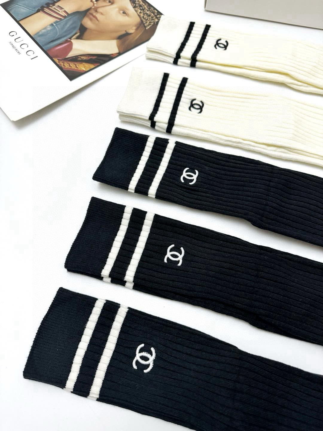  配包装
🌟【一盒5 双】
🌟Prada 普拉达 经典字母 logo 刺绣 直板 中筒袜  🔥超级软糯亲