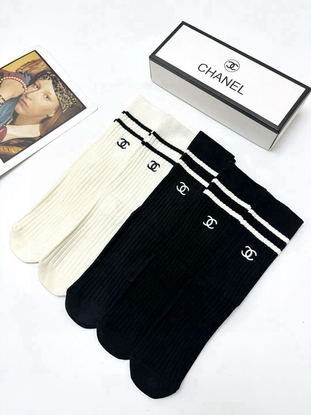  配包装
🌟【一盒5 双】
🌟Prada 普拉达 经典字母 logo 刺绣 直板 中筒袜  🔥超级软糯亲