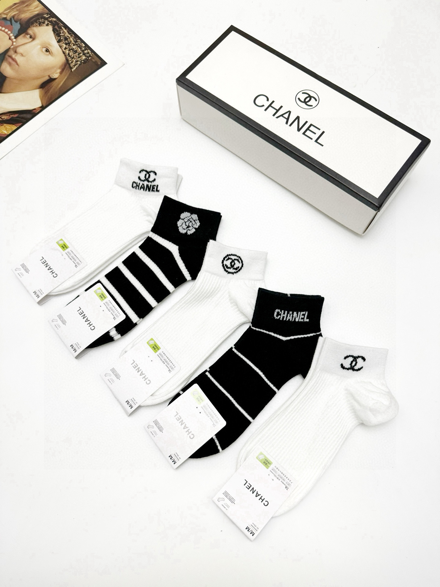  配包装
🌟【一盒5 双】
 🌟Chanel 香奈儿 经典字母logo 山茶花 短袜   ，ins超火爆