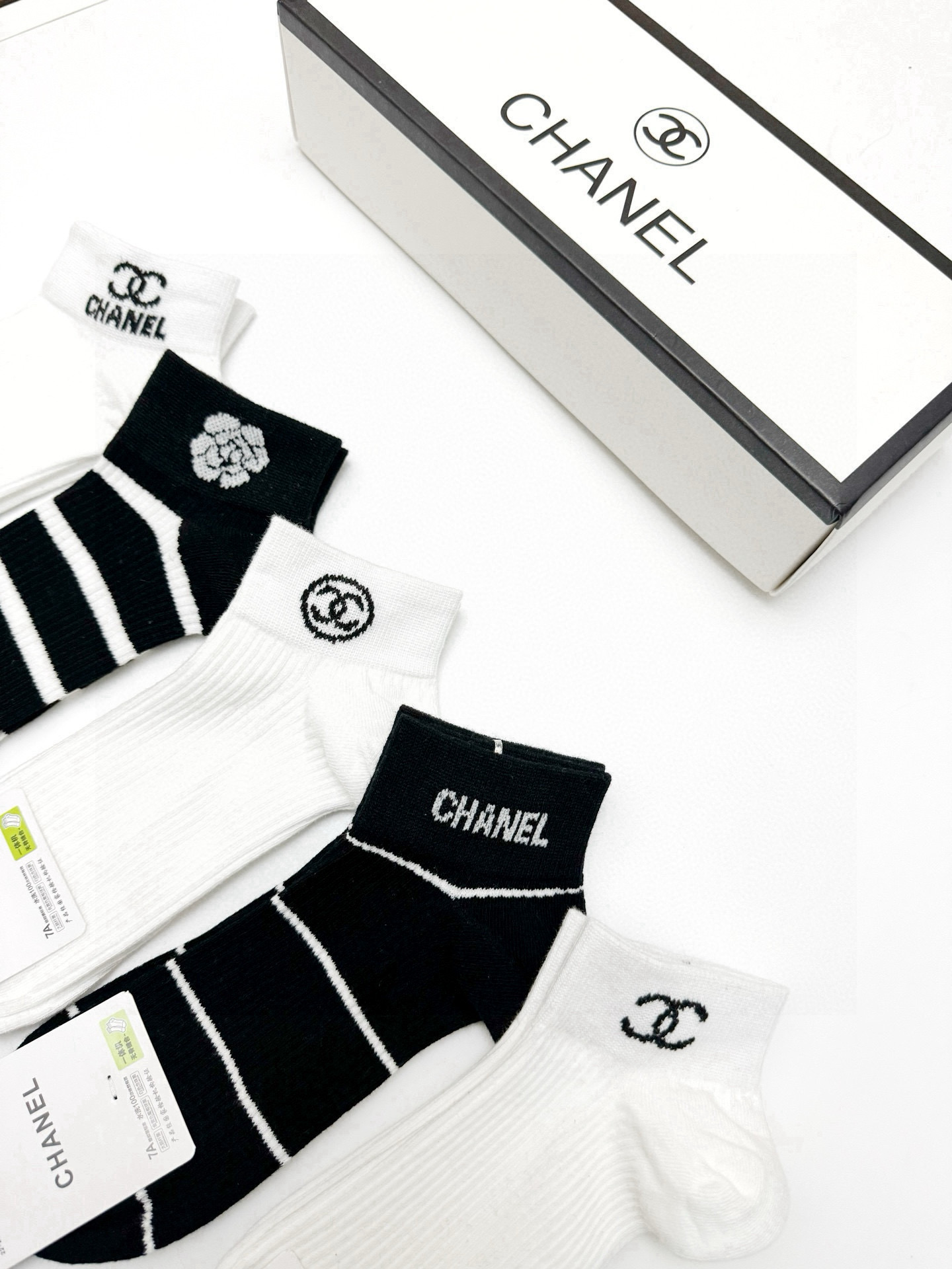  配包装
🌟【一盒5 双】
 🌟Chanel 香奈儿 经典字母logo 山茶花 短袜   ，ins超火爆