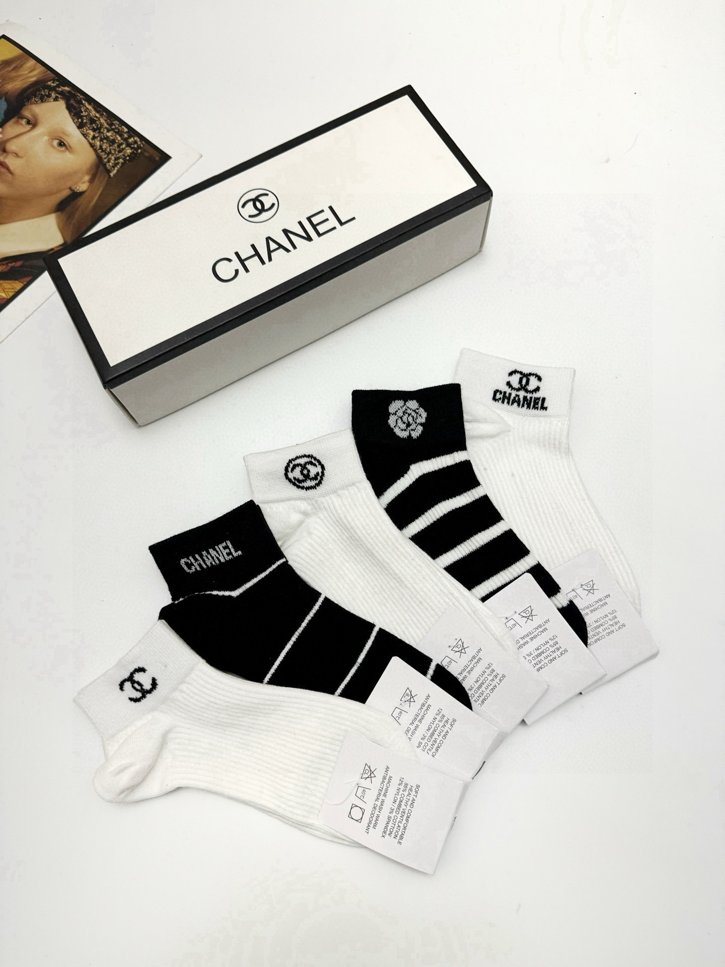  配包装
🌟【一盒5 双】
 🌟Chanel 香奈儿 经典字母logo 山茶花 短袜   ，ins超火爆