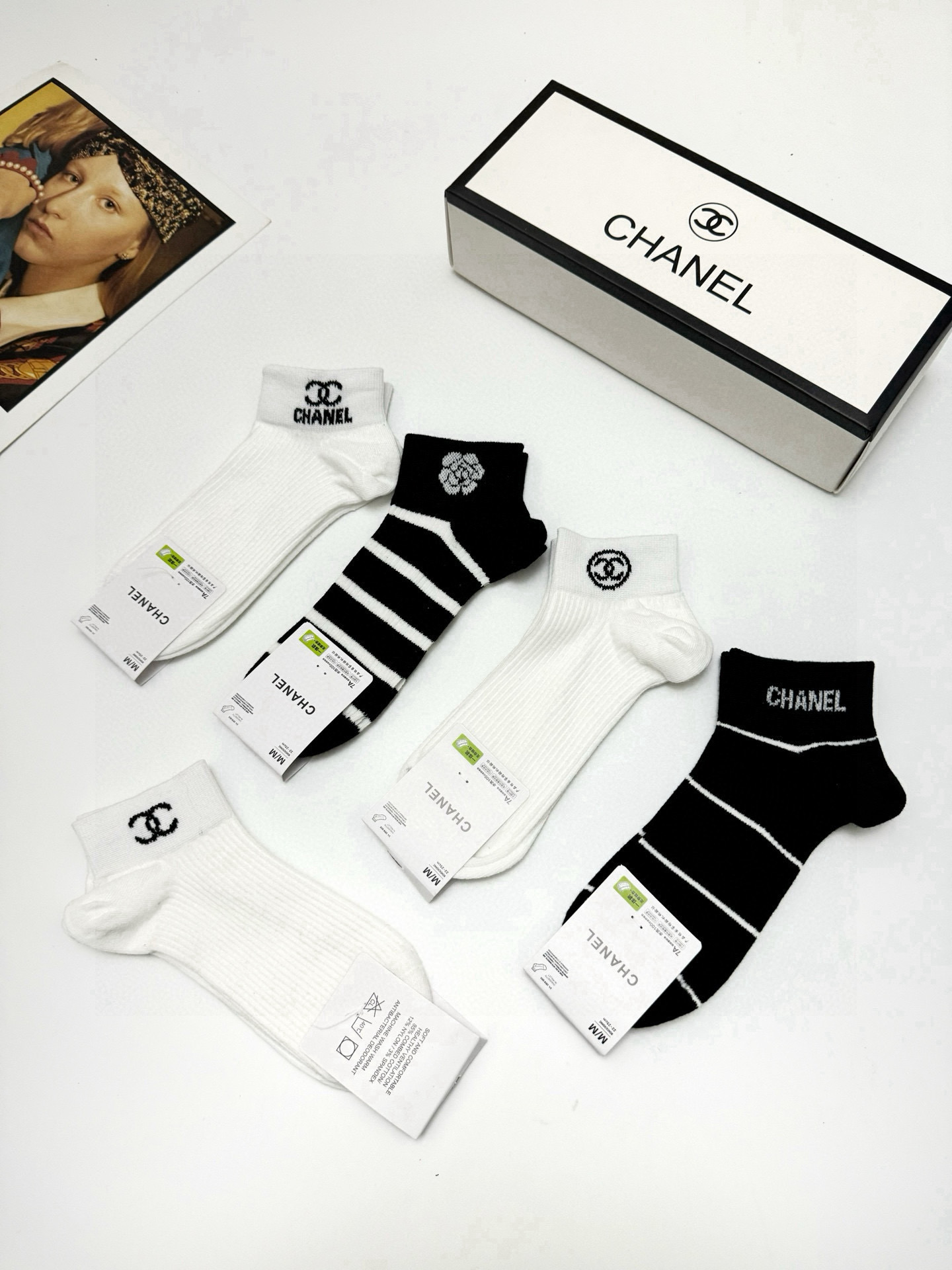  配包装
🌟【一盒5 双】
 🌟Chanel 香奈儿 经典字母logo 山茶花 短袜   ，ins超火爆