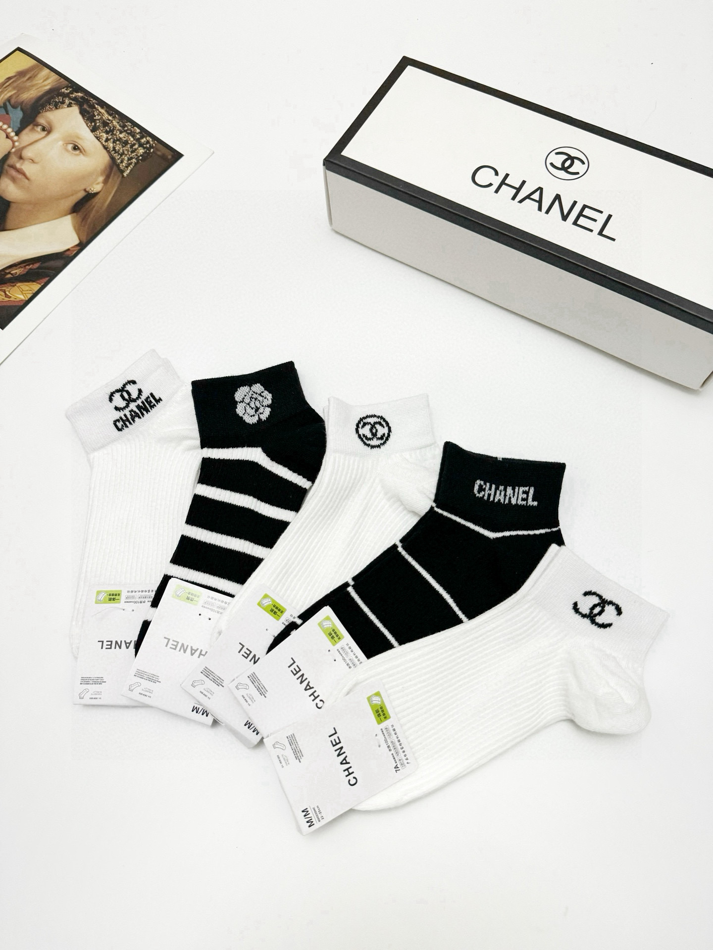  配包装
🌟【一盒5 双】
 🌟Chanel 香奈儿 经典字母logo 山茶花 短袜   ，ins超火爆