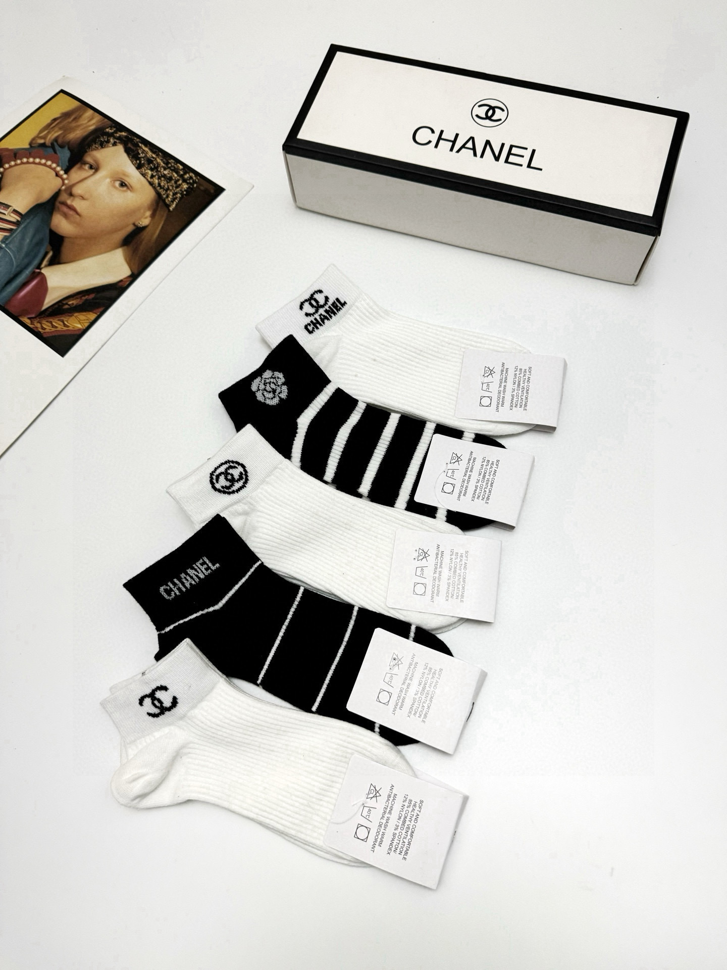  配包装
🌟【一盒5 双】
 🌟Chanel 香奈儿 经典字母logo 山茶花 短袜   ，ins超火爆
