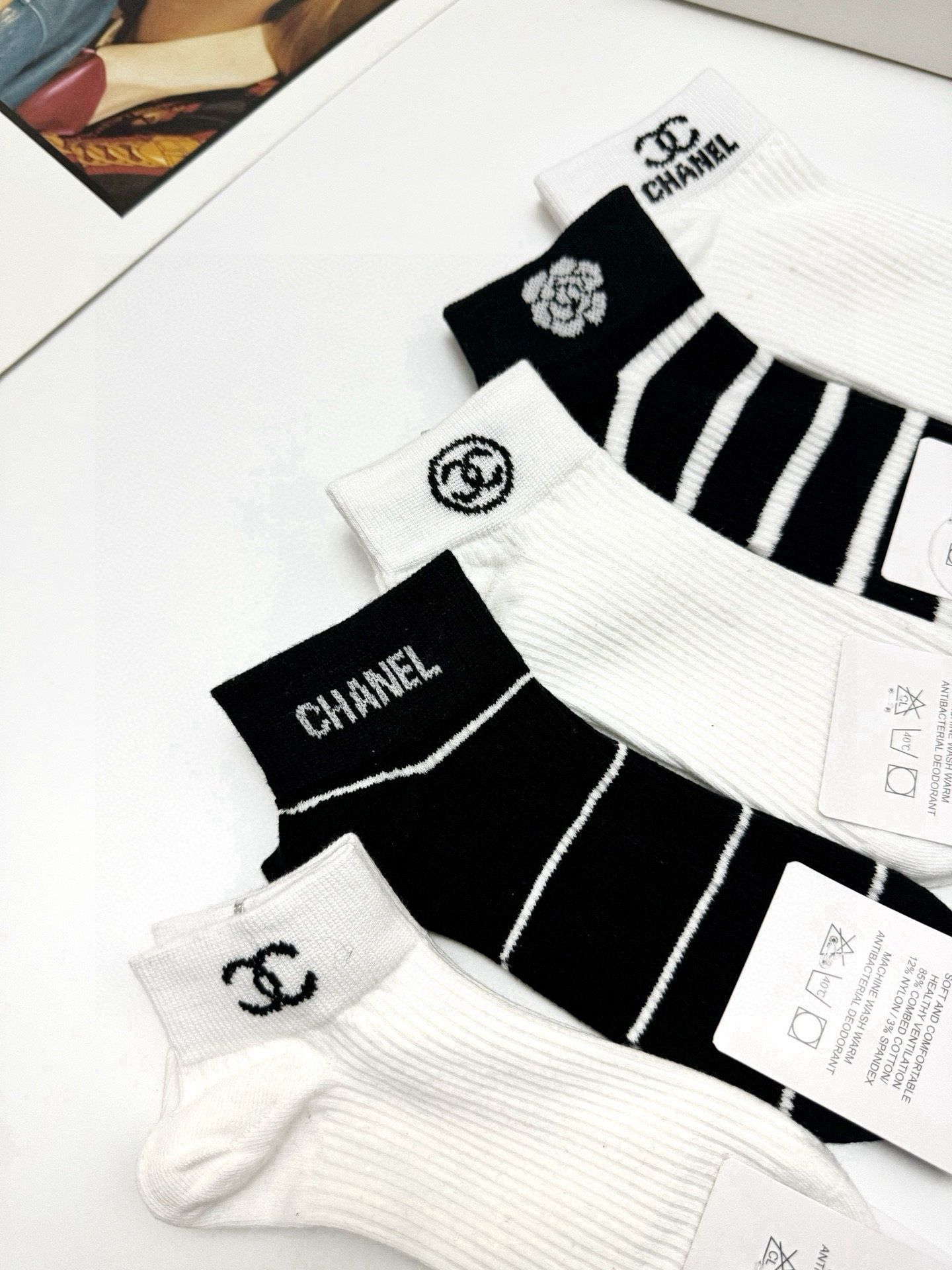  配包装
🌟【一盒5 双】
 🌟Chanel 香奈儿 经典字母logo 山茶花 短袜   ，ins超火爆