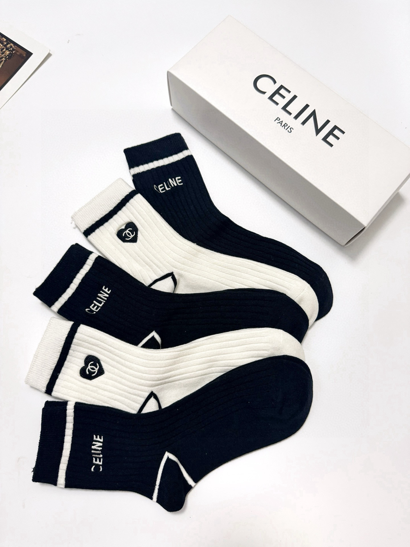  配包装
🌟【一盒5双】
 🌟赛琳 Celine 欧美潮牌 经典字母logo 中筒袜  ，ins超火爆纯
