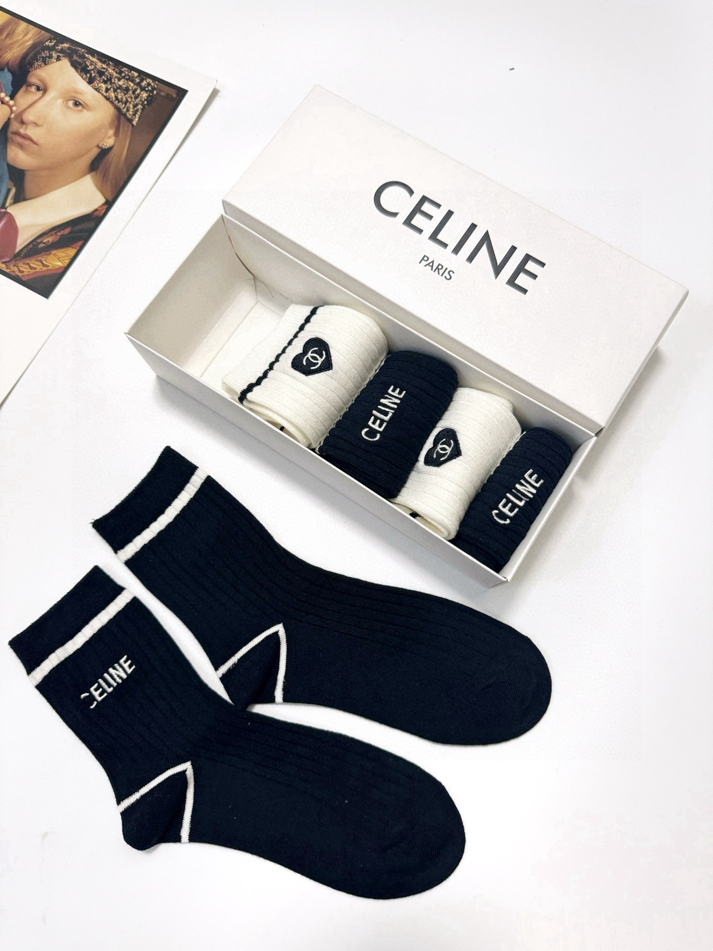  配包装
🌟【一盒5双】
 🌟赛琳 Celine 欧美潮牌 经典字母logo 中筒袜  ，ins超火爆纯
