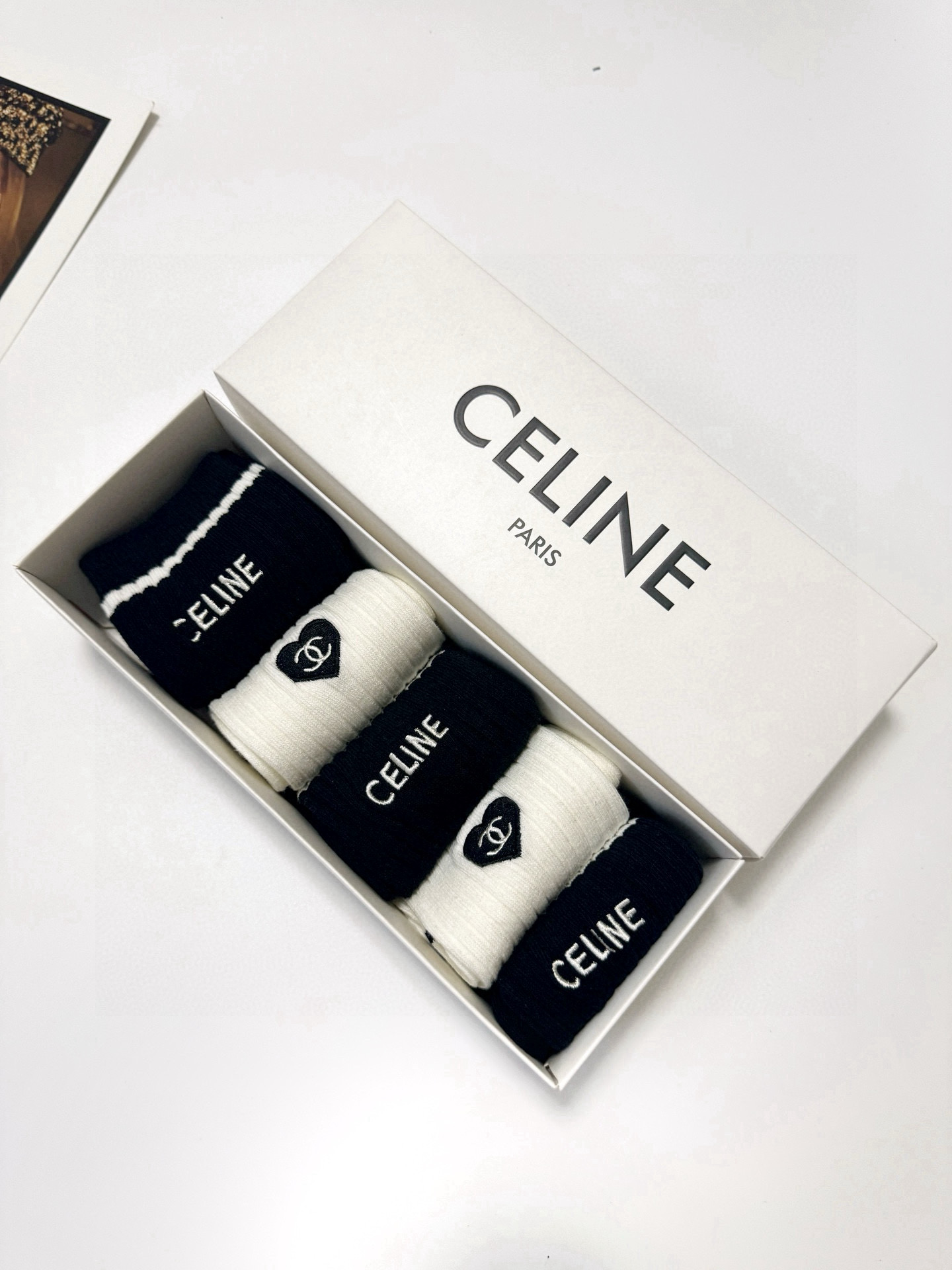  配包装
🌟【一盒5双】
 🌟赛琳 Celine 欧美潮牌 经典字母logo 中筒袜  ，ins超火爆纯