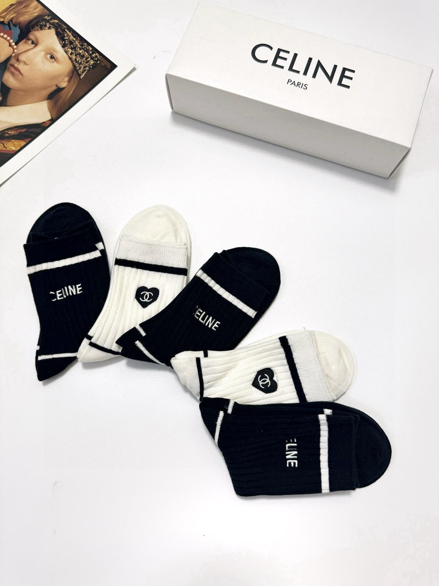  配包装
🌟【一盒5双】
 🌟赛琳 Celine 欧美潮牌 经典字母logo 中筒袜  ，ins超火爆纯