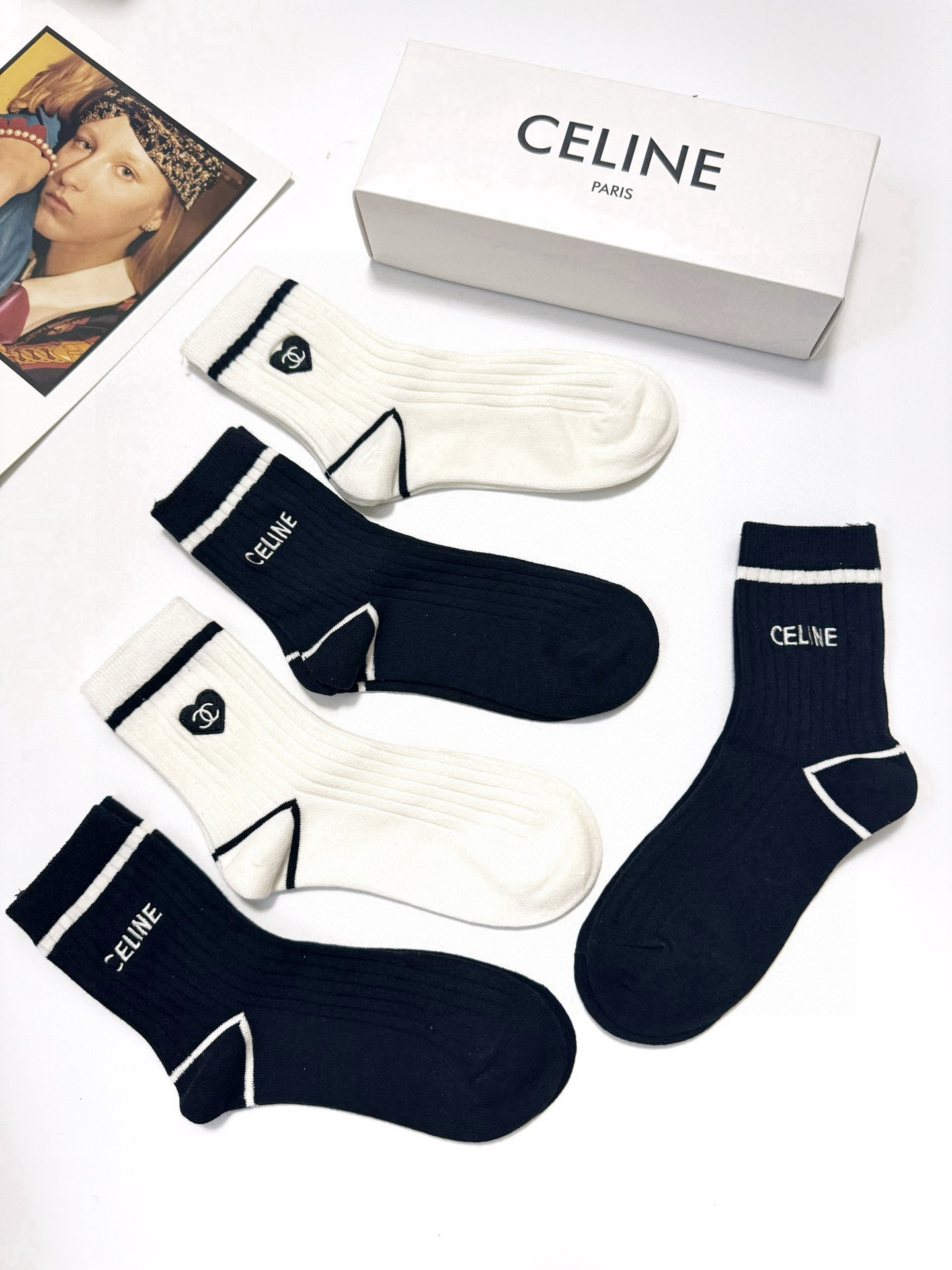  配包装
🌟【一盒5双】
 🌟赛琳 Celine 欧美潮牌 经典字母logo 中筒袜  ，ins超火爆纯
