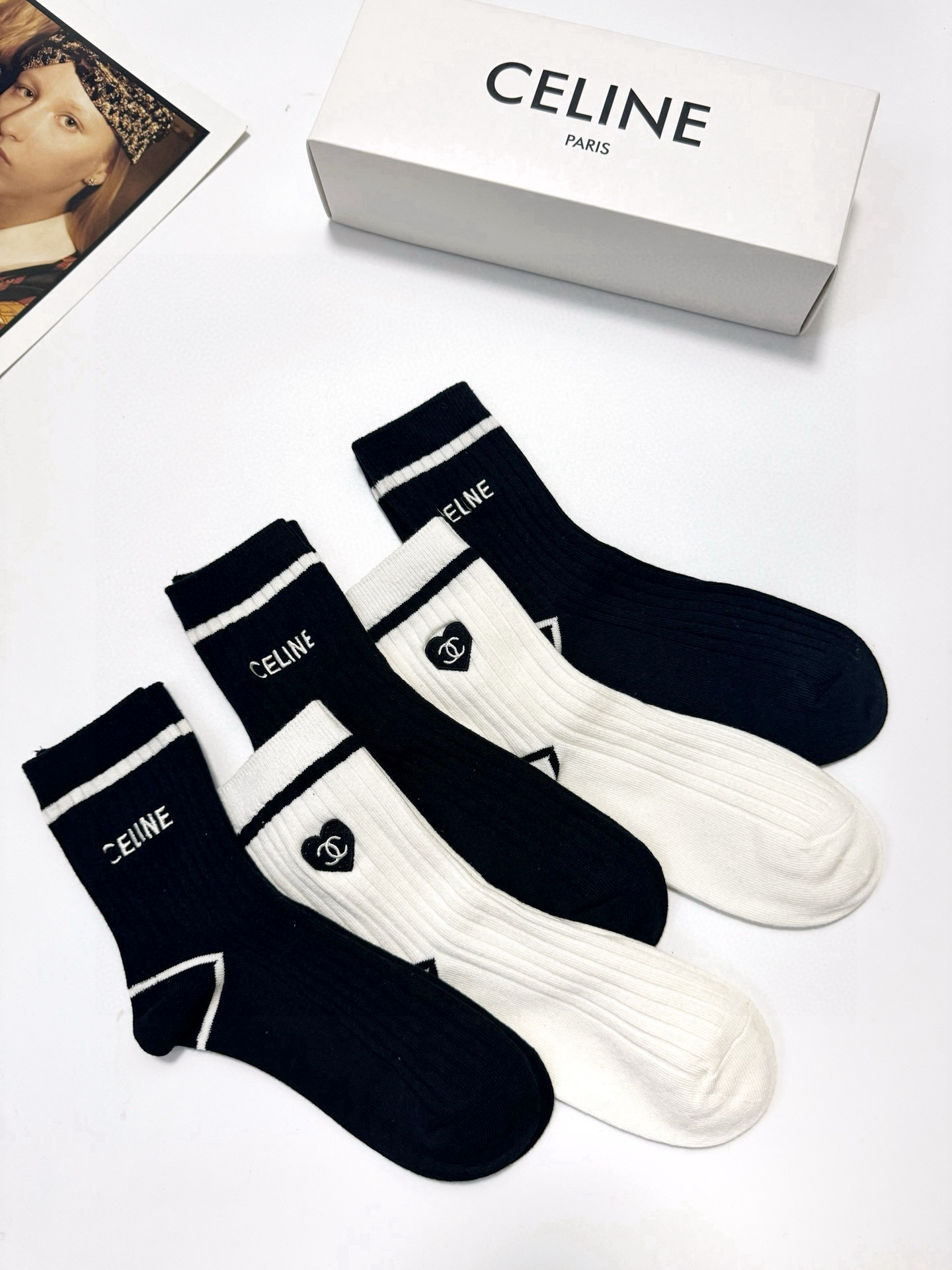  配包装
🌟【一盒5双】
 🌟赛琳 Celine 欧美潮牌 经典字母logo 中筒袜  ，ins超火爆纯