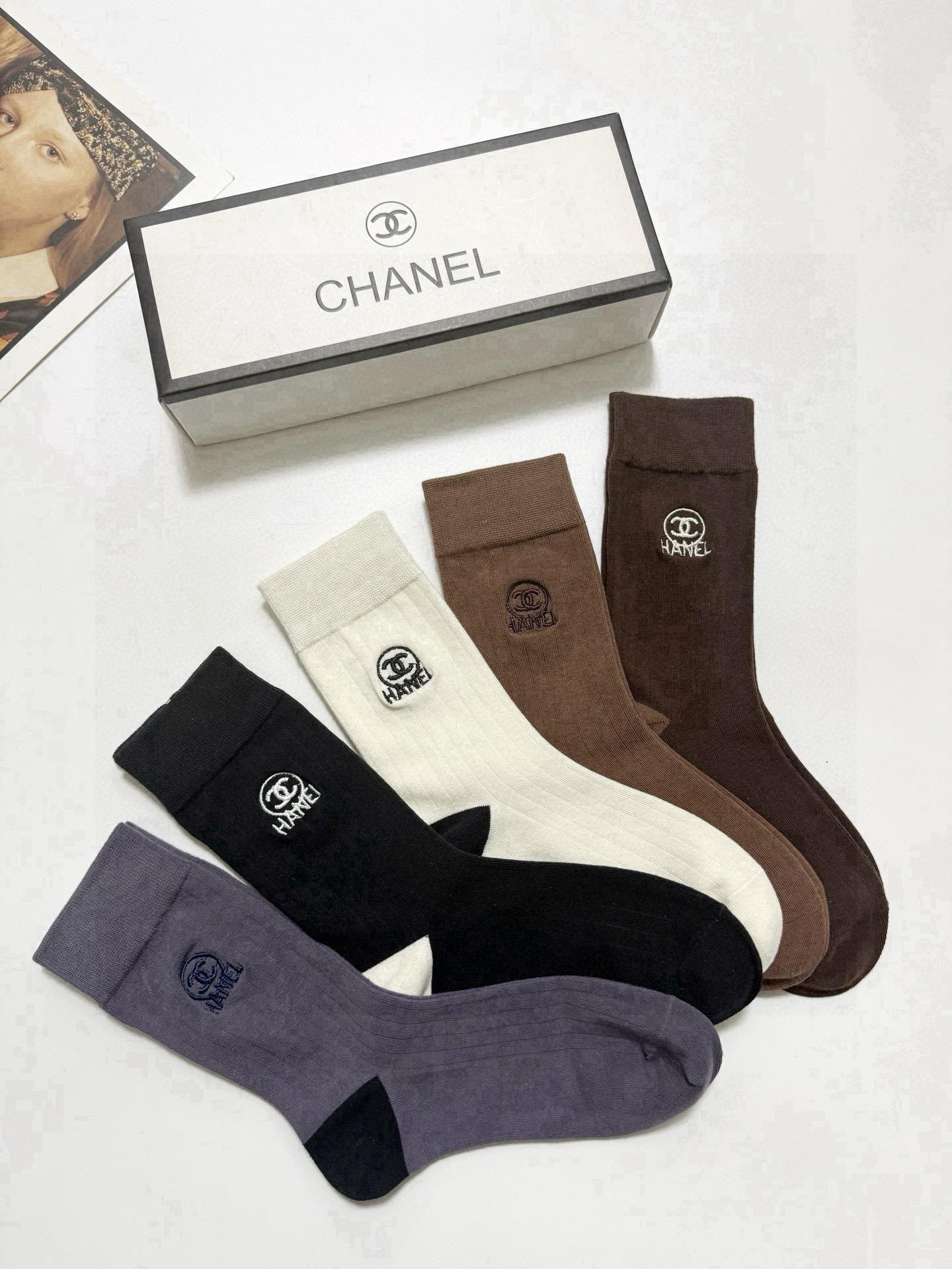    配包装
🌟【一盒5 双】
🌟Chanel 香奈儿 经典字母刺绣 logo纯棉中筒袜  小腿袜
🌟i
