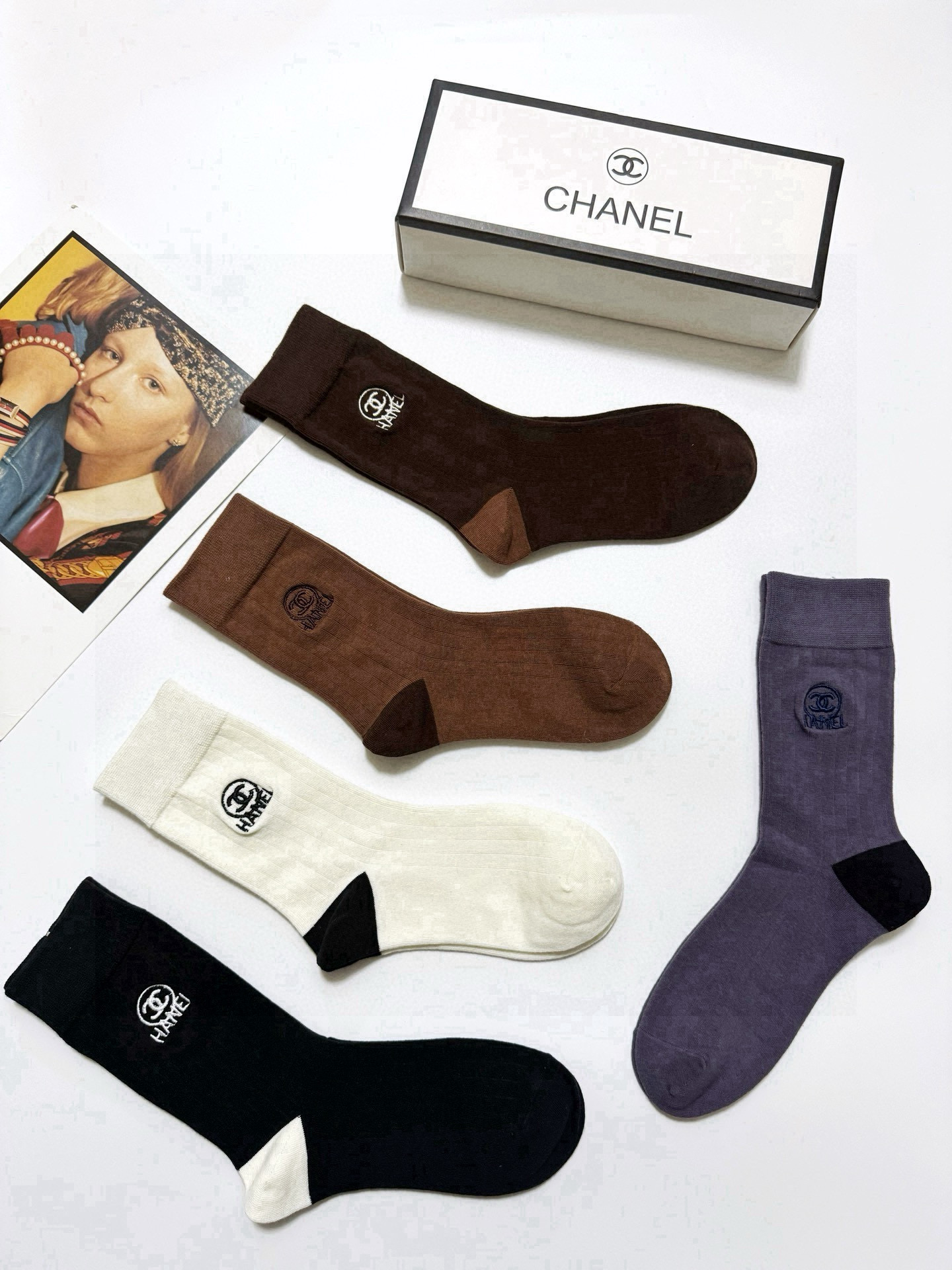    配包装
🌟【一盒5 双】
🌟Chanel 香奈儿 经典字母刺绣 logo纯棉中筒袜  小腿袜
🌟i