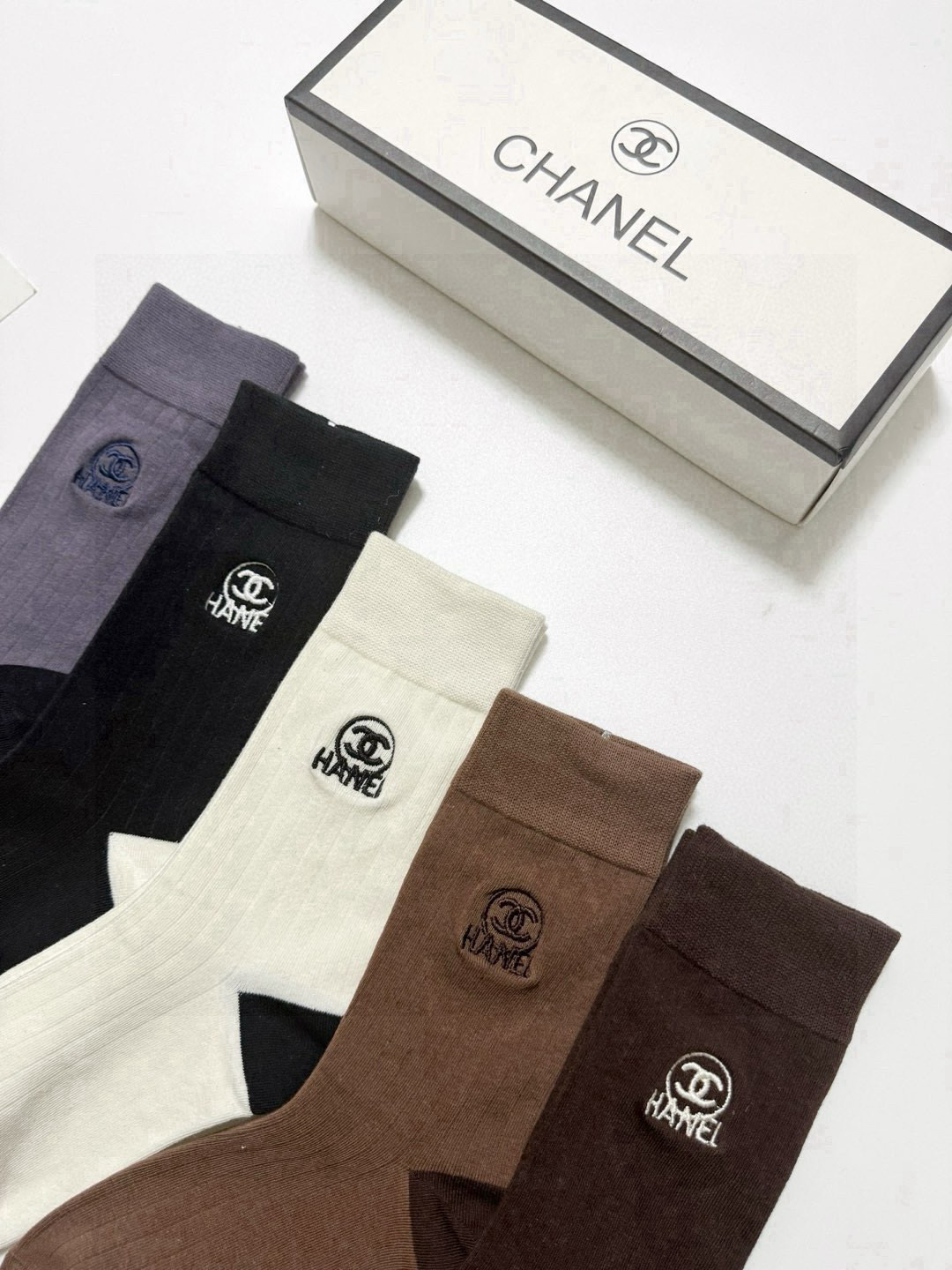    配包装
🌟【一盒5 双】
🌟Chanel 香奈儿 经典字母刺绣 logo纯棉中筒袜  小腿袜
🌟i