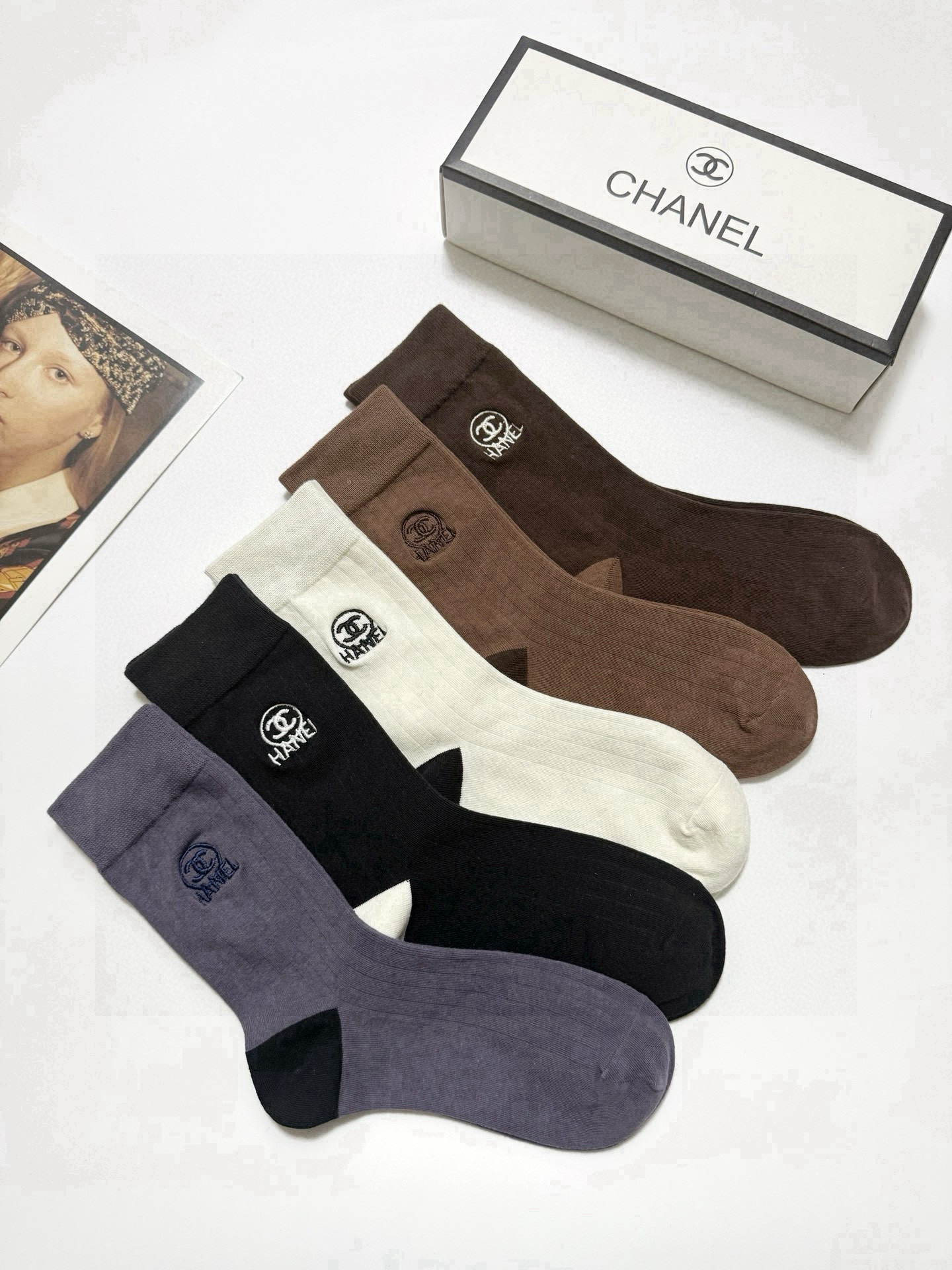    配包装
🌟【一盒5 双】
🌟Chanel 香奈儿 经典字母刺绣 logo纯棉中筒袜  小腿袜
🌟i