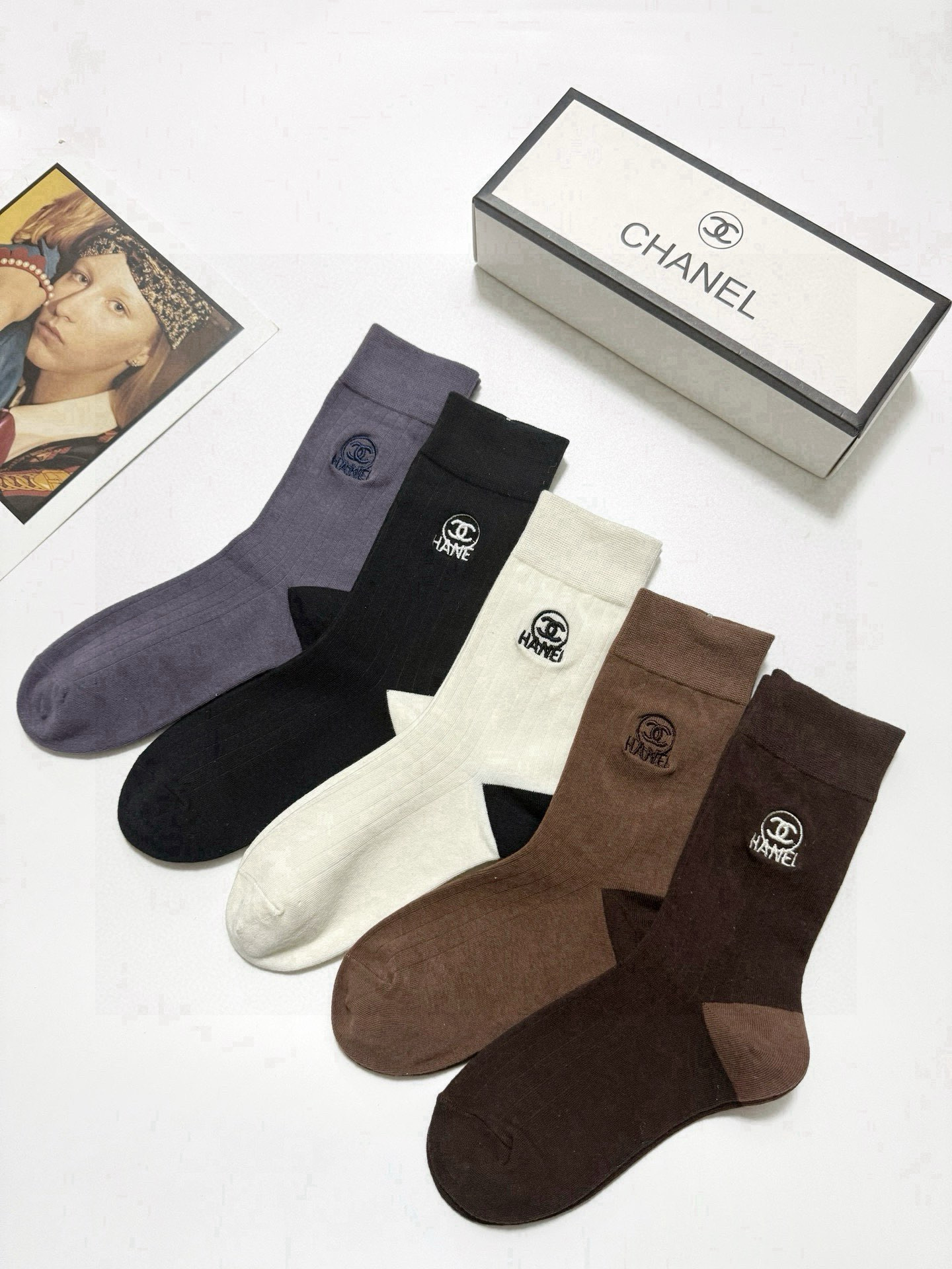    配包装
🌟【一盒5 双】
🌟Chanel 香奈儿 经典字母刺绣 logo纯棉中筒袜  小腿袜
🌟i