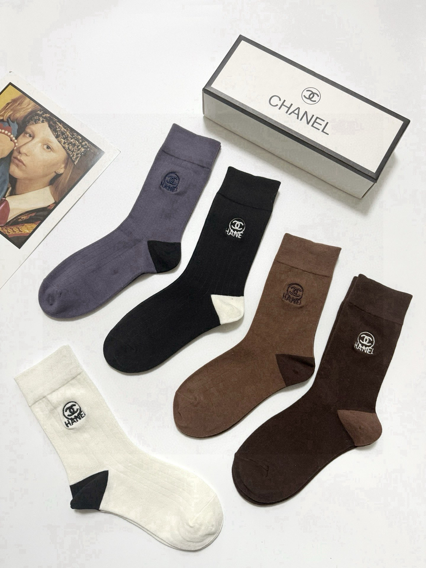    配包装
🌟【一盒5 双】
🌟Chanel 香奈儿 经典字母刺绣 logo纯棉中筒袜  小腿袜
🌟i