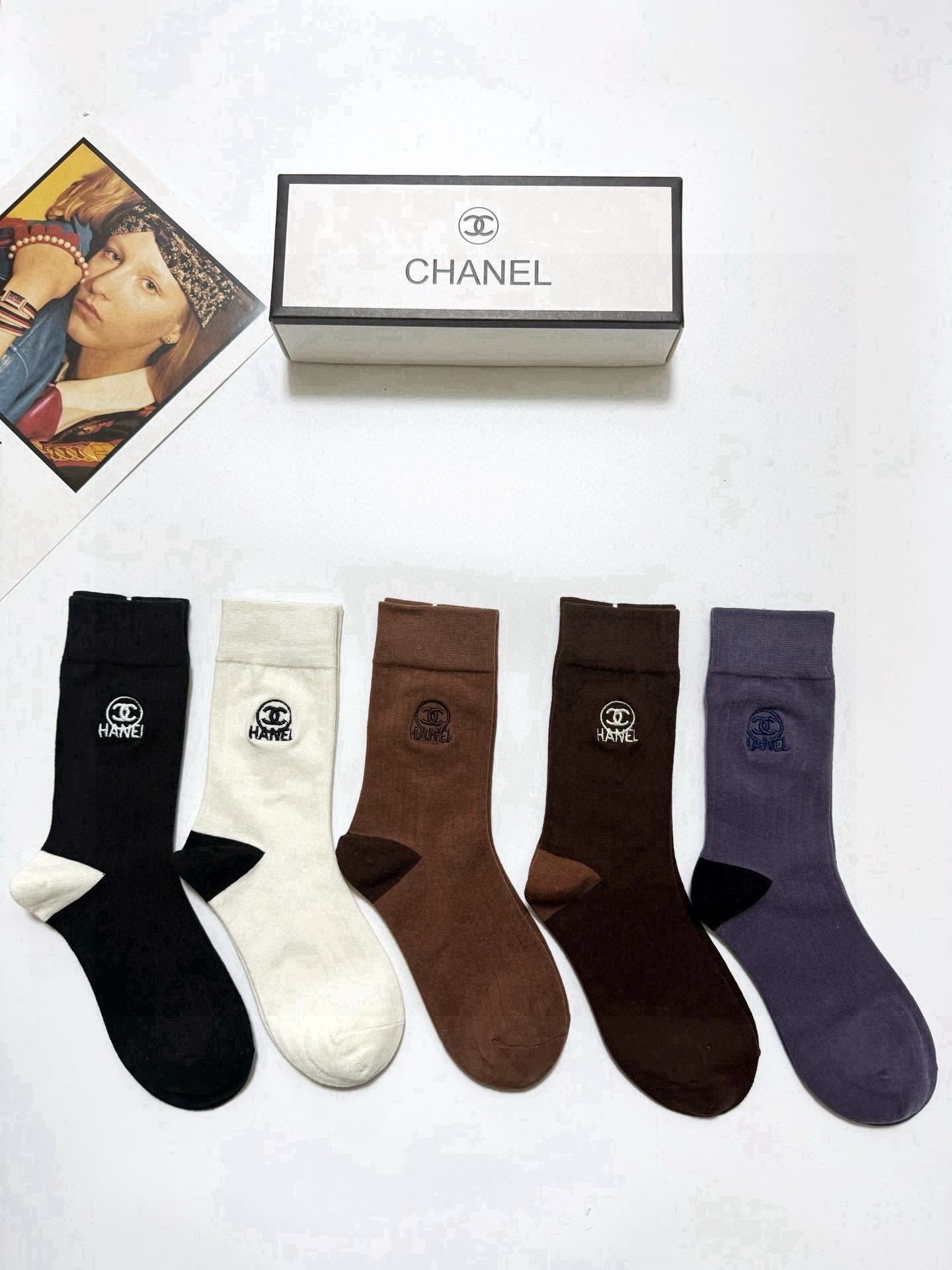    配包装
🌟【一盒5 双】
🌟Chanel 香奈儿 经典字母刺绣 logo纯棉中筒袜  小腿袜
🌟i