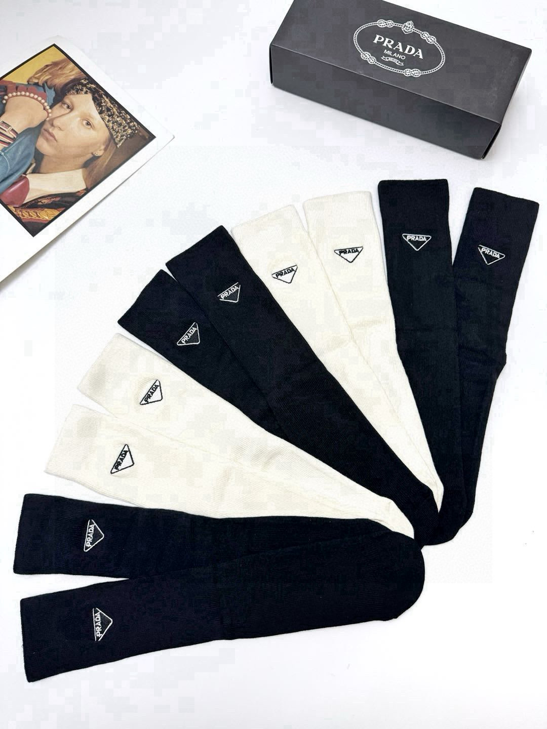  配包装
🌟【一盒5 双】
🌟Prada 普拉达 经典字母 logo 刺绣 直板 中筒袜  🔥超级软糯亲