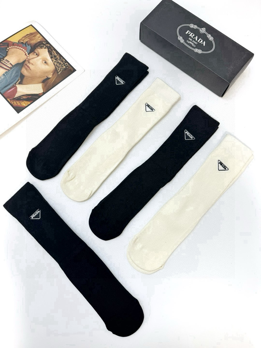 配包装
🌟【一盒5 双】
🌟Prada 普拉达 经典字母 logo 刺绣 直板 中筒袜  🔥超级软糯亲