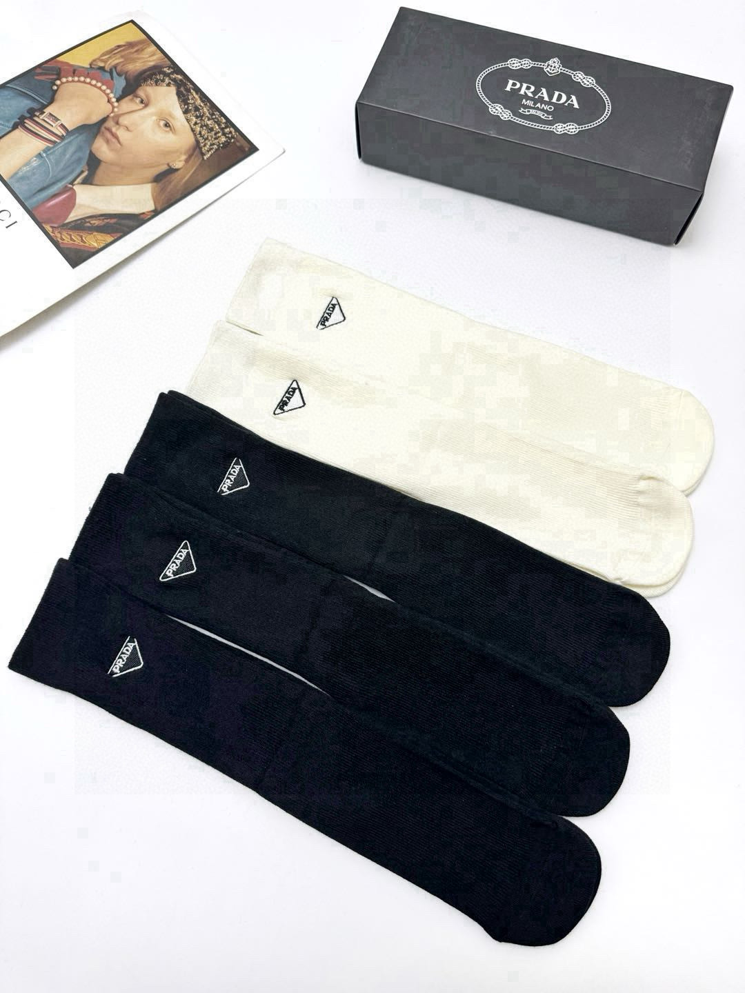  配包装
🌟【一盒5 双】
🌟Prada 普拉达 经典字母 logo 刺绣 直板 中筒袜  🔥超级软糯亲