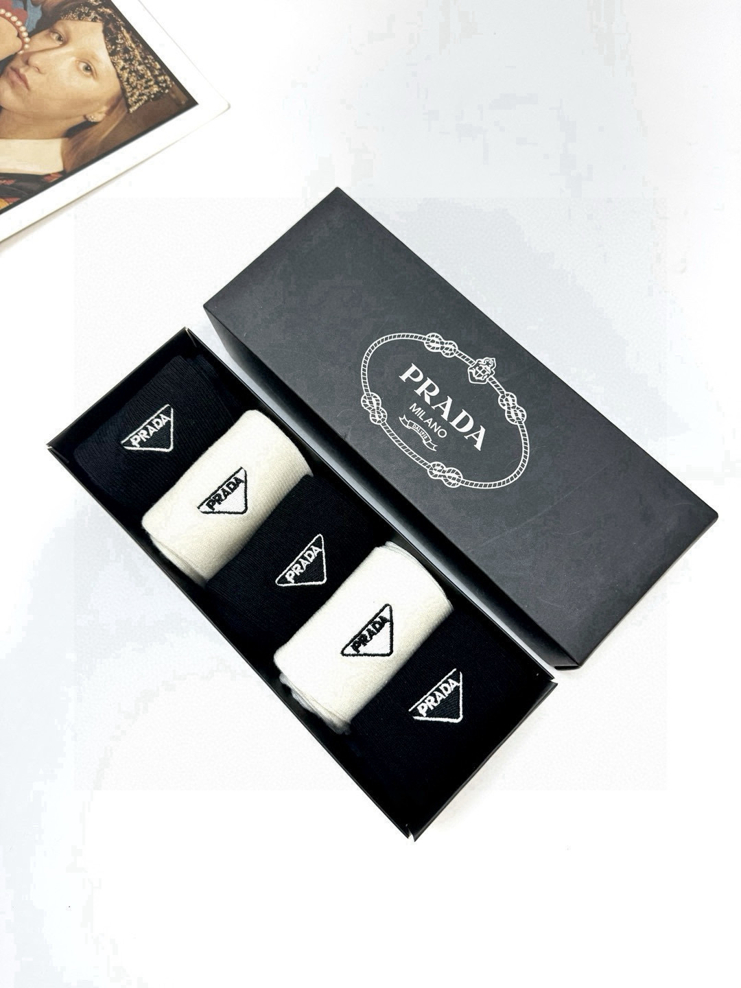  配包装
🌟【一盒5 双】
🌟Prada 普拉达 经典字母 logo 刺绣 直板 中筒袜  🔥超级软糯亲