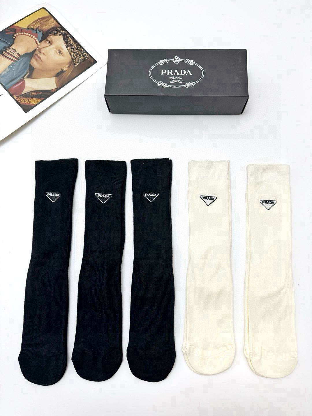  配包装
🌟【一盒5 双】
🌟Prada 普拉达 经典字母 logo 刺绣 直板 中筒袜  🔥超级软糯亲