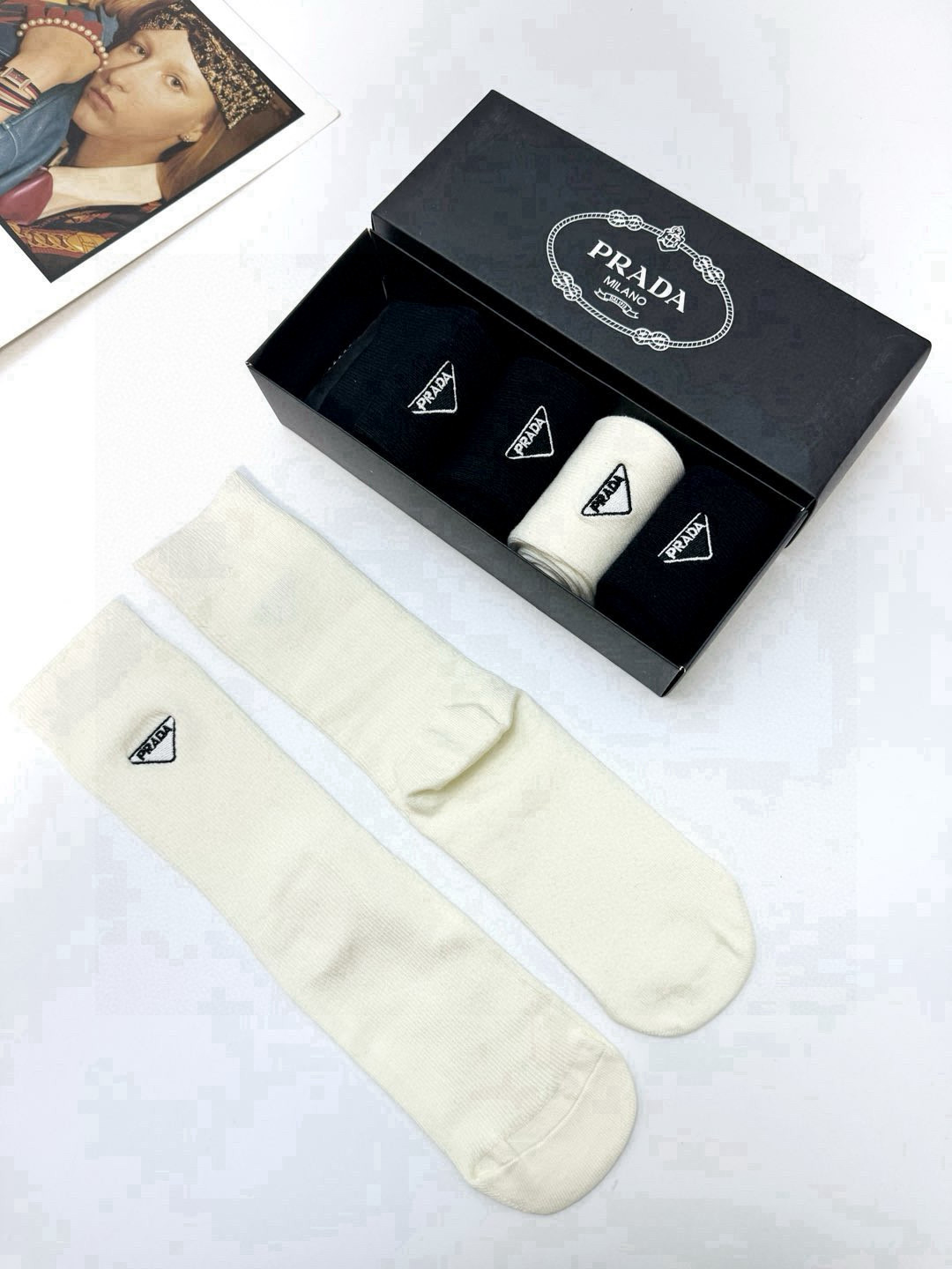  配包装
🌟【一盒5 双】
🌟Prada 普拉达 经典字母 logo 刺绣 直板 中筒袜  🔥超级软糯亲