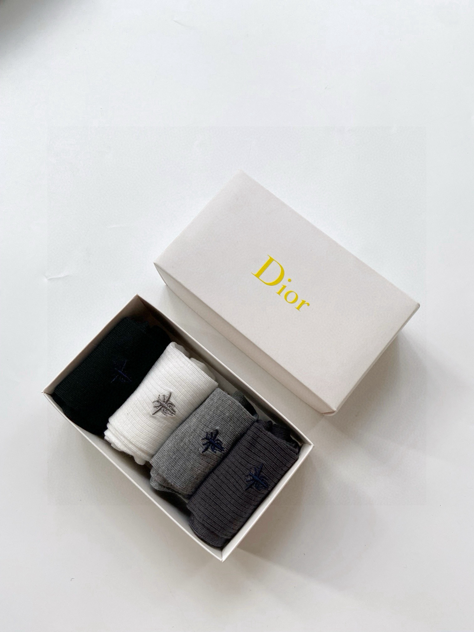  配包装
🌟【一盒4 双】
🌟Dior 迪奥 经典小蜜蜂刺绣logo 中筒袜 小腿袜 
🌟ins爆款！专