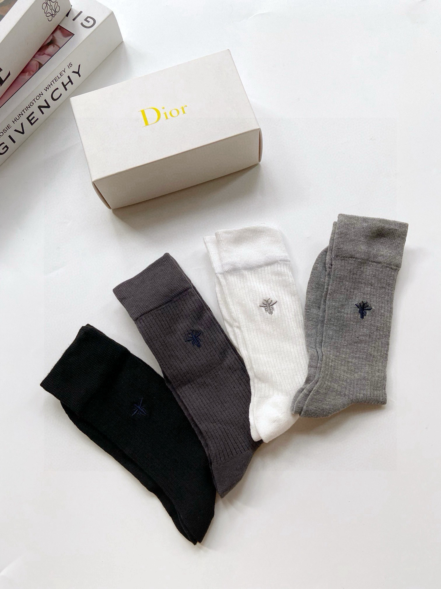  配包装
🌟【一盒4 双】
🌟Dior 迪奥 经典小蜜蜂刺绣logo 中筒袜 小腿袜 
🌟ins爆款！专