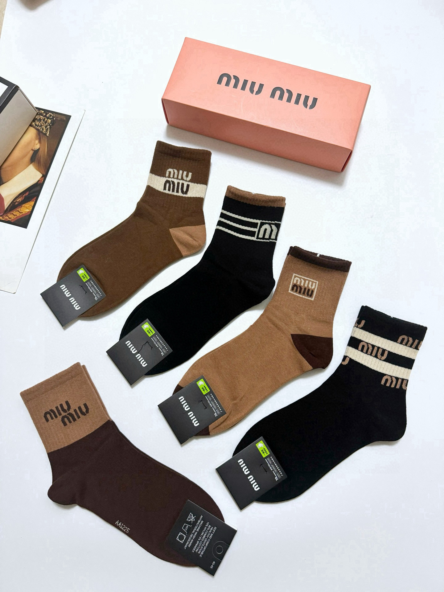  配包装
🌟【一盒5 双】
 🌟缪缪 miumiu 经典字母logo 纯棉短筒袜   ，ins超火爆短袜