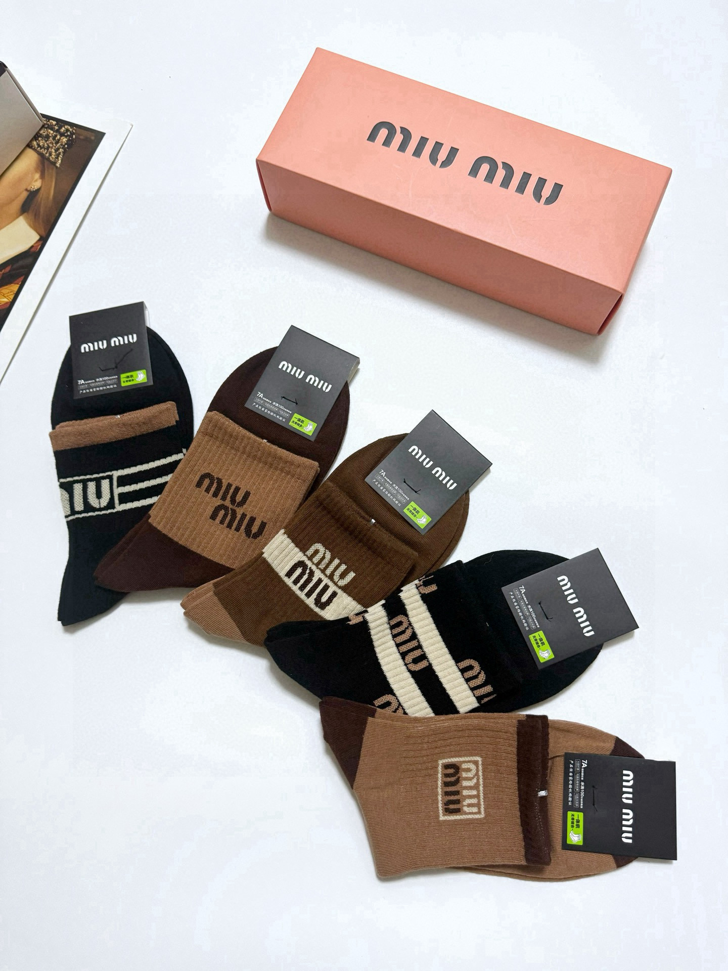  配包装
🌟【一盒5 双】
 🌟缪缪 miumiu 经典字母logo 纯棉短筒袜   ，ins超火爆短袜