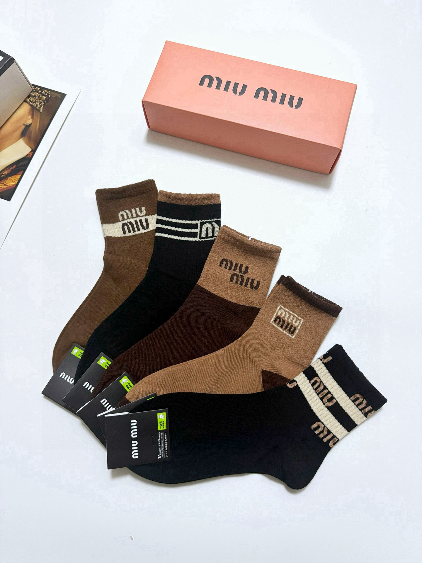  配包装
🌟【一盒5 双】
 🌟缪缪 miumiu 经典字母logo 纯棉短筒袜   ，ins超火爆短袜