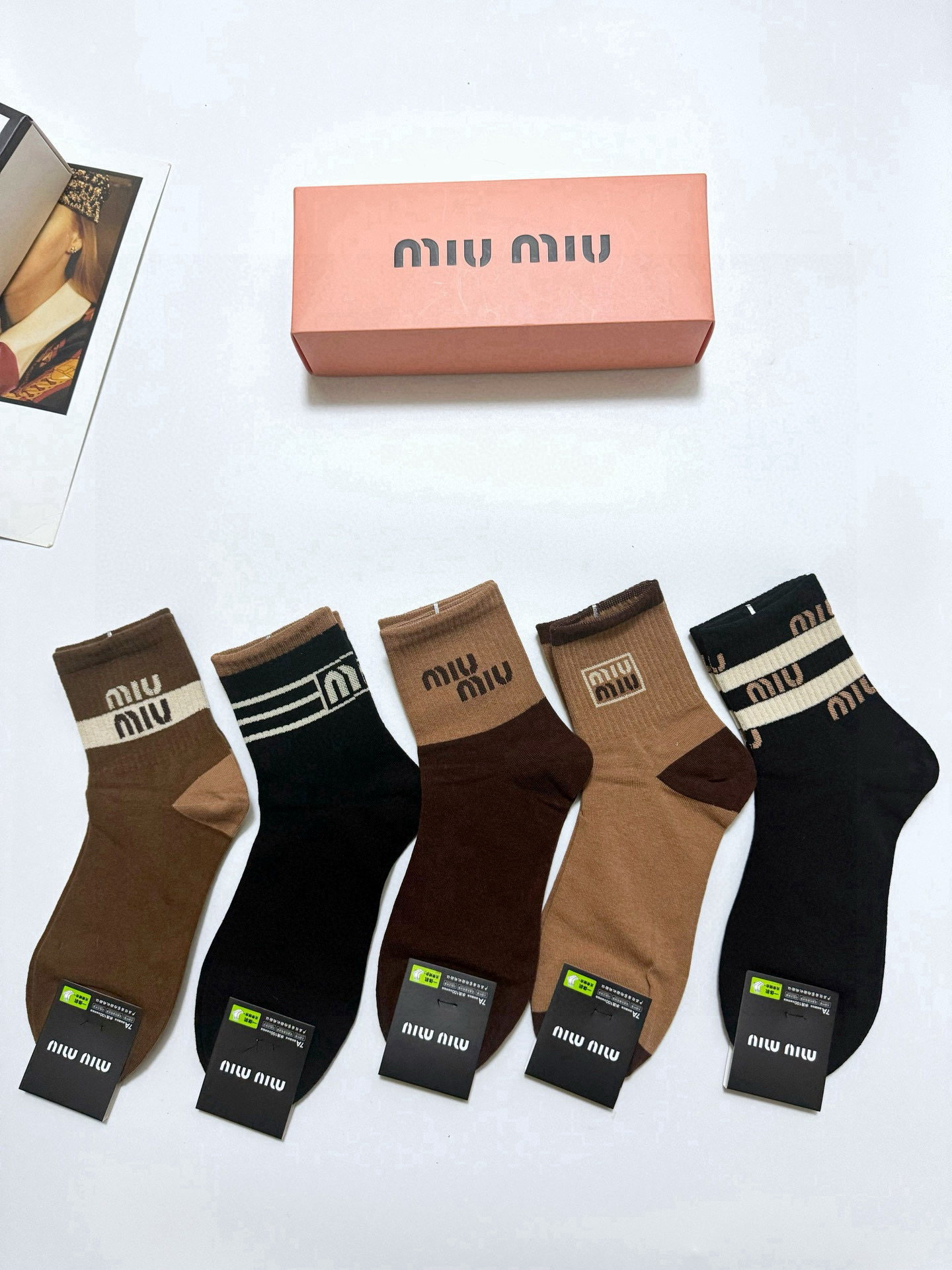  配包装
🌟【一盒5 双】
 🌟缪缪 miumiu 经典字母logo 纯棉短筒袜   ，ins超火爆短袜