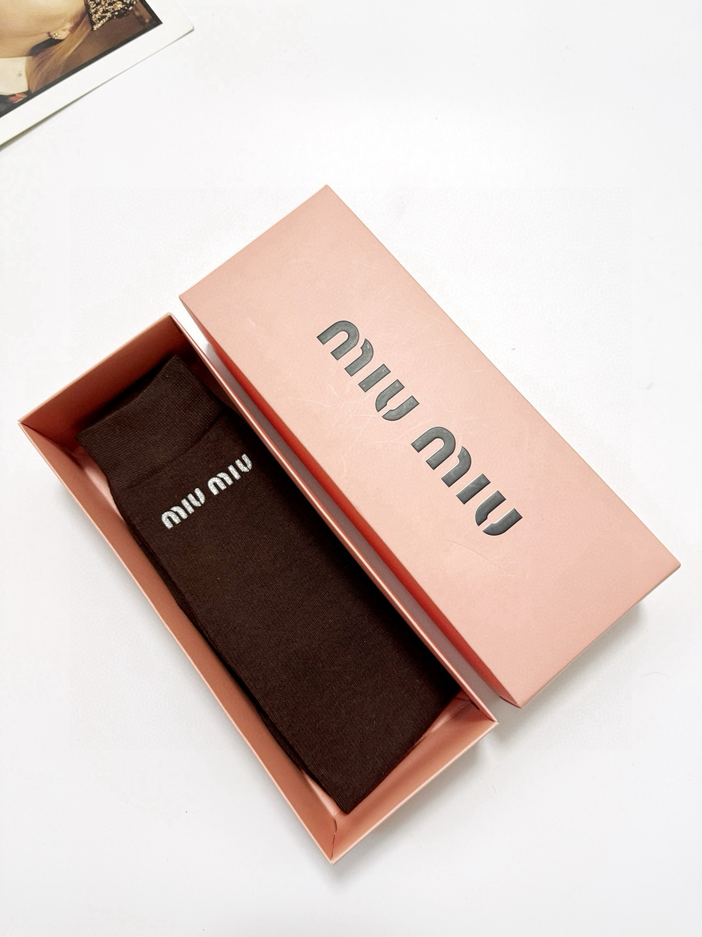  配包装
🌟【一盒一 双】
 🌟缪缪 miumiu 经典字母logo纯棉袜 小腿堆堆袜，ins超火爆红人