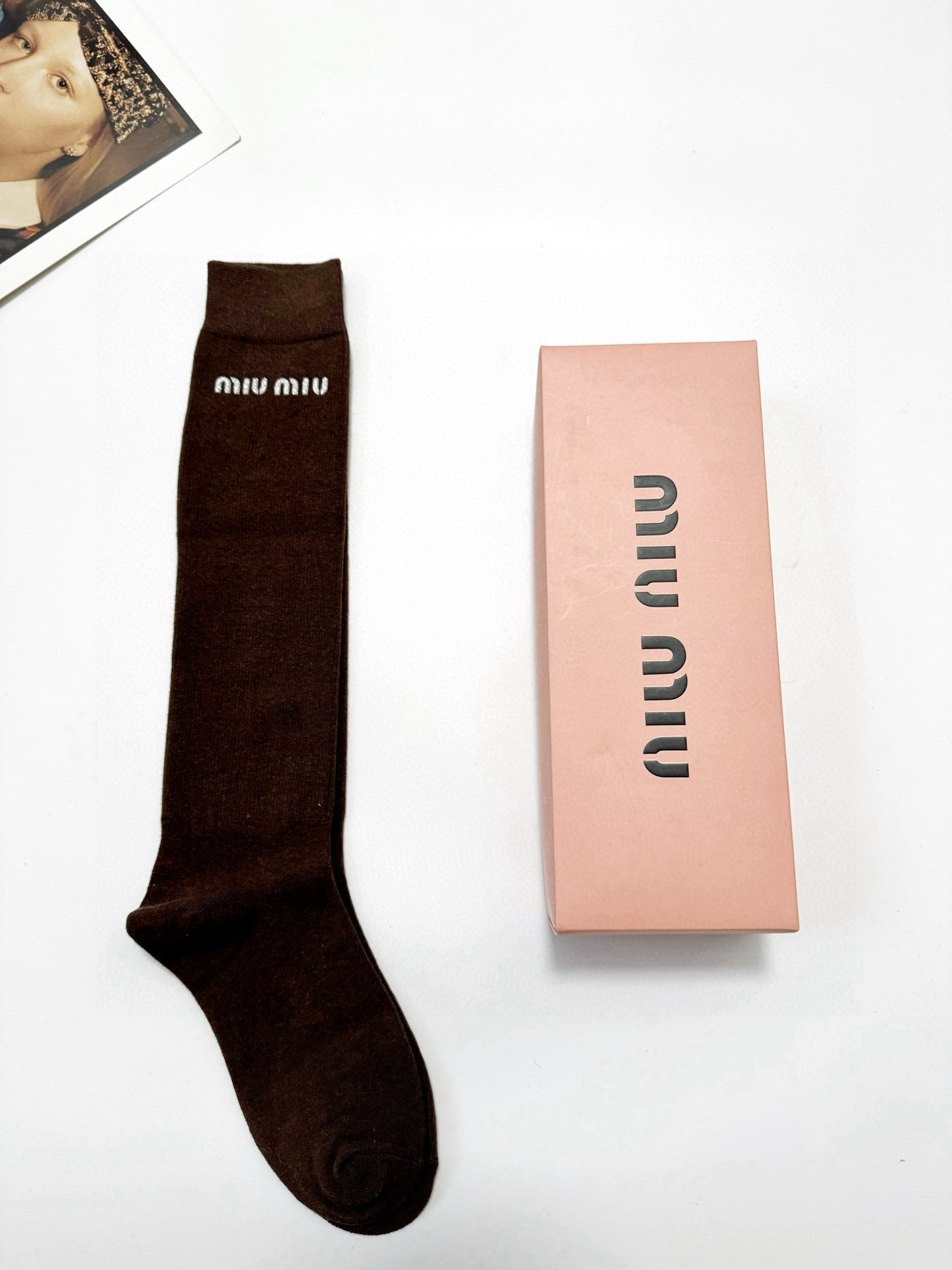  配包装
🌟【一盒一 双】
 🌟缪缪 miumiu 经典字母logo纯棉袜 小腿堆堆袜，ins超火爆红人