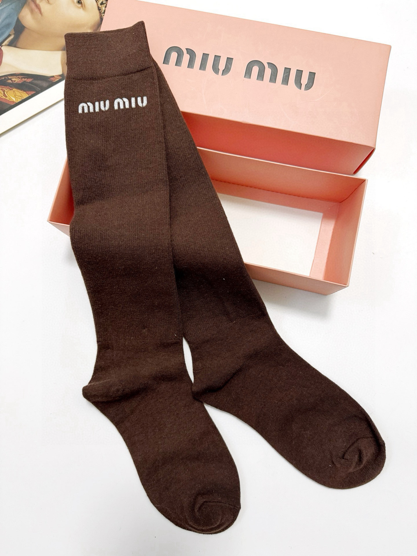  配包装
🌟【一盒一 双】
 🌟缪缪 miumiu 经典字母logo纯棉袜 小腿堆堆袜，ins超火爆红人