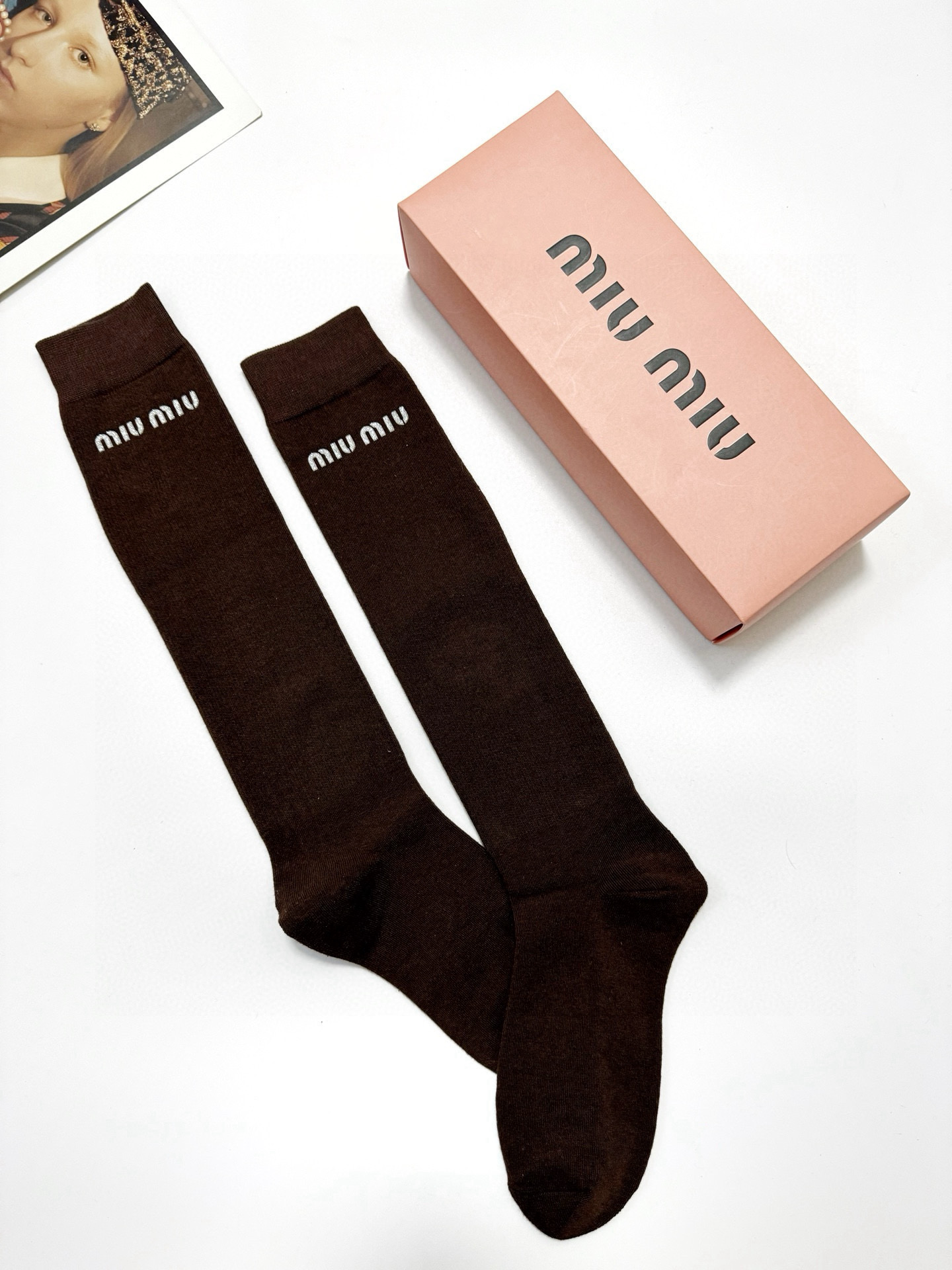  配包装
🌟【一盒一 双】
 🌟缪缪 miumiu 经典字母logo纯棉袜 小腿堆堆袜，ins超火爆红人