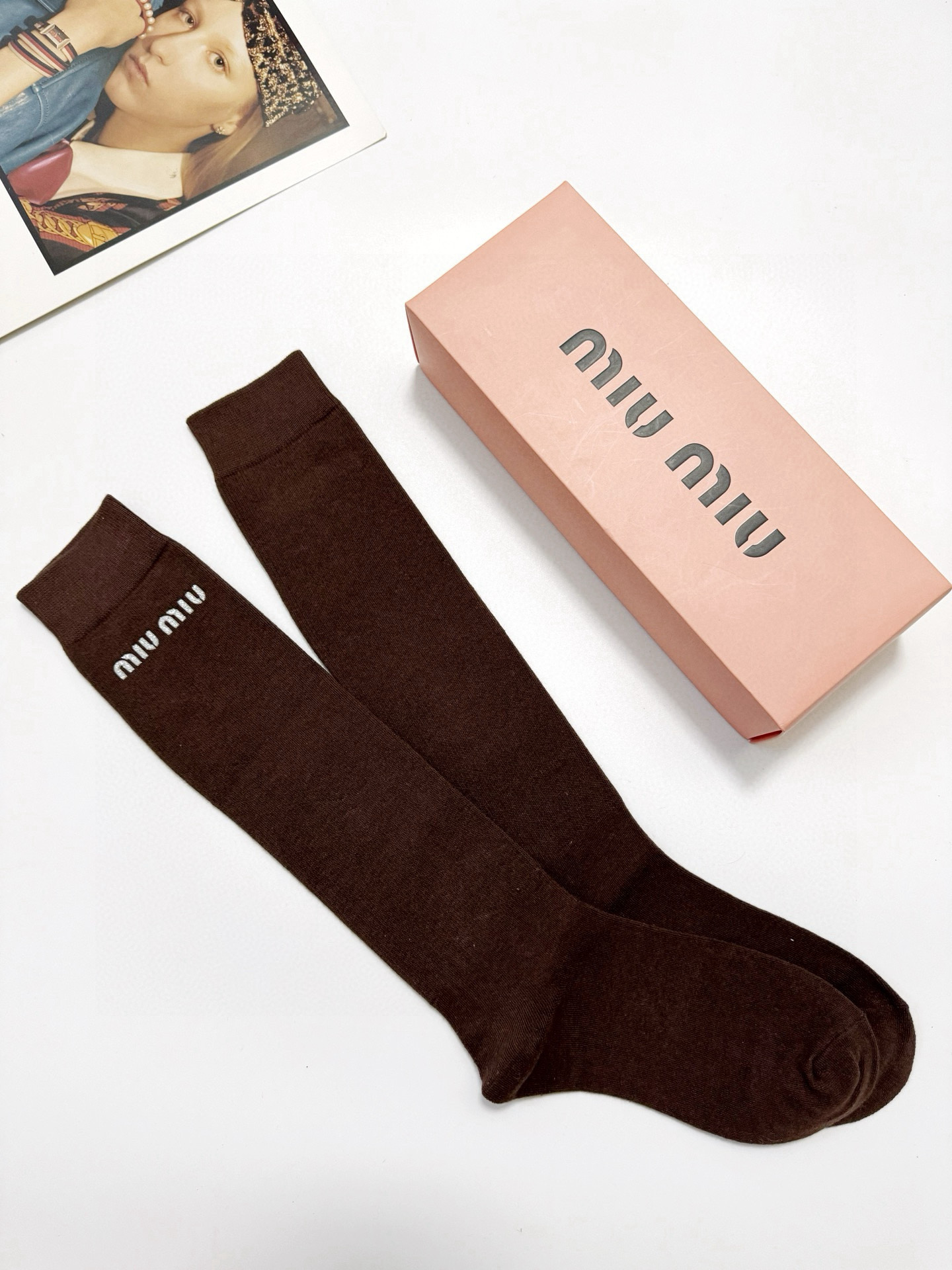  配包装
🌟【一盒一 双】
 🌟缪缪 miumiu 经典字母logo纯棉袜 小腿堆堆袜，ins超火爆红人