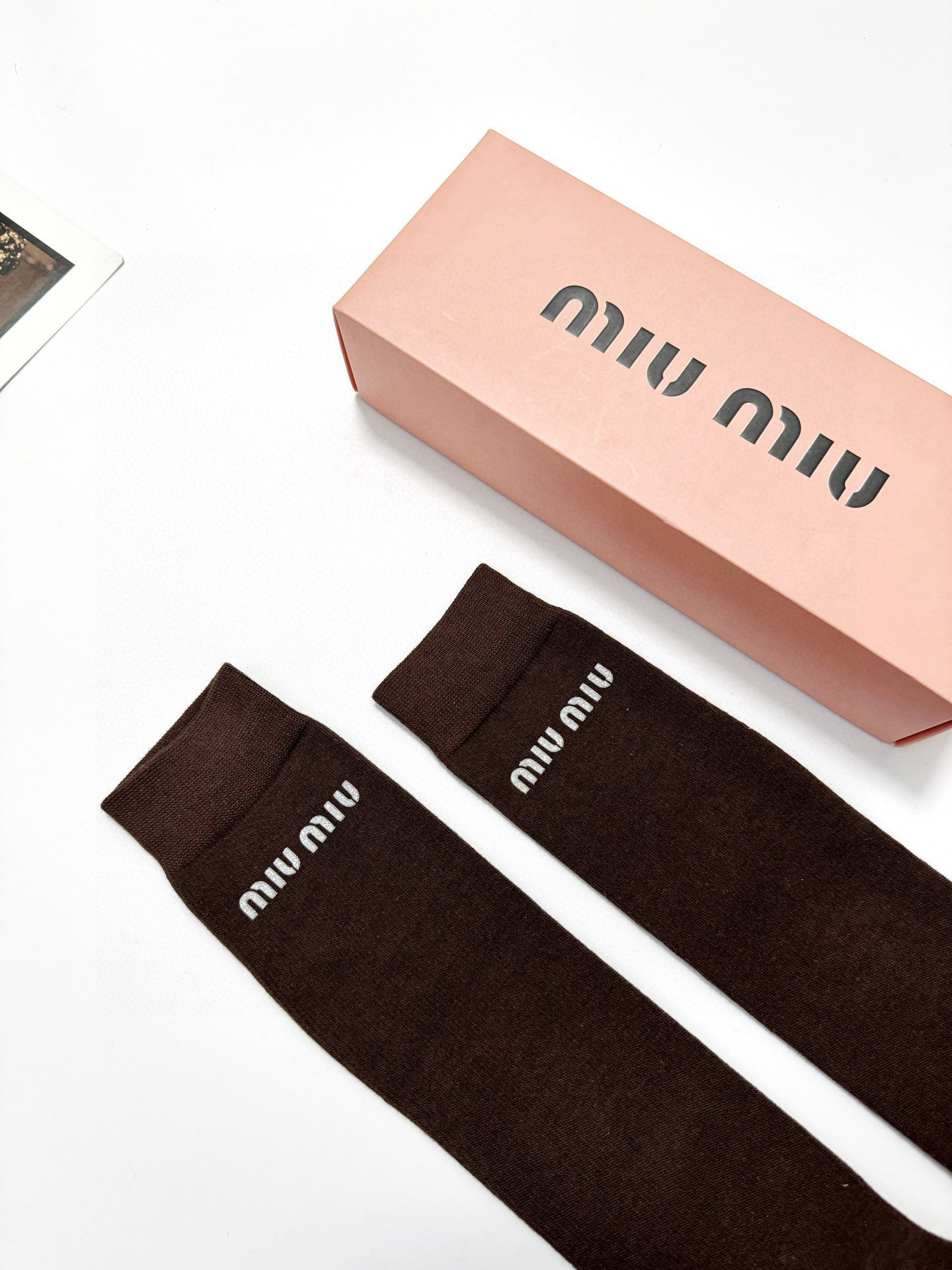  配包装
🌟【一盒一 双】
 🌟缪缪 miumiu 经典字母logo纯棉袜 小腿堆堆袜，ins超火爆红人