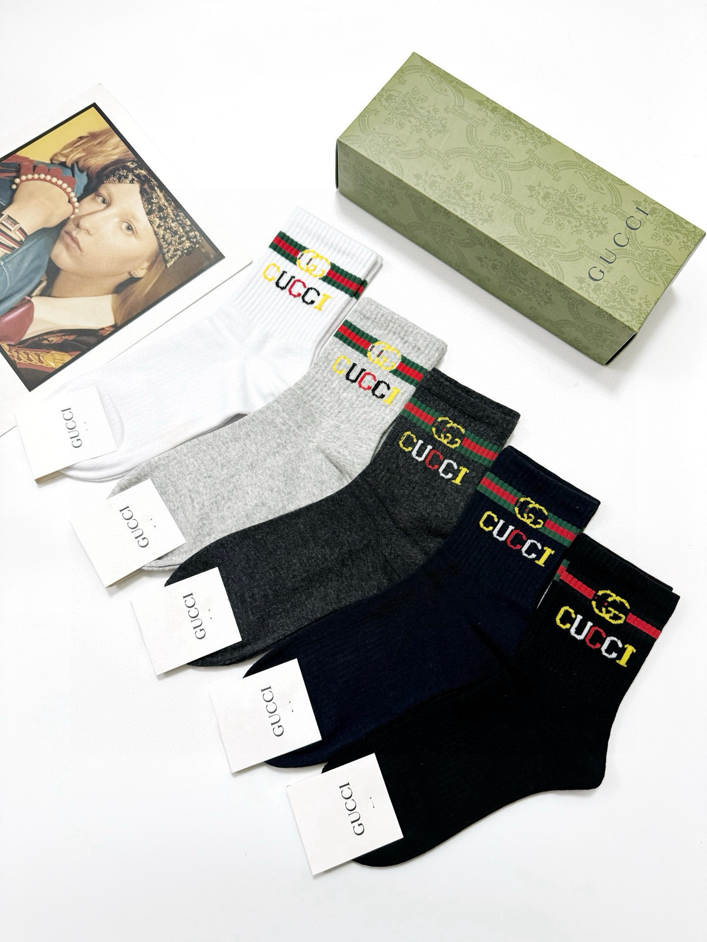  配包装
🌟【一盒5 双】
 🌟Gucci 古奇 经典字母logo纯棉袜  男女同款，ins超火爆红人同