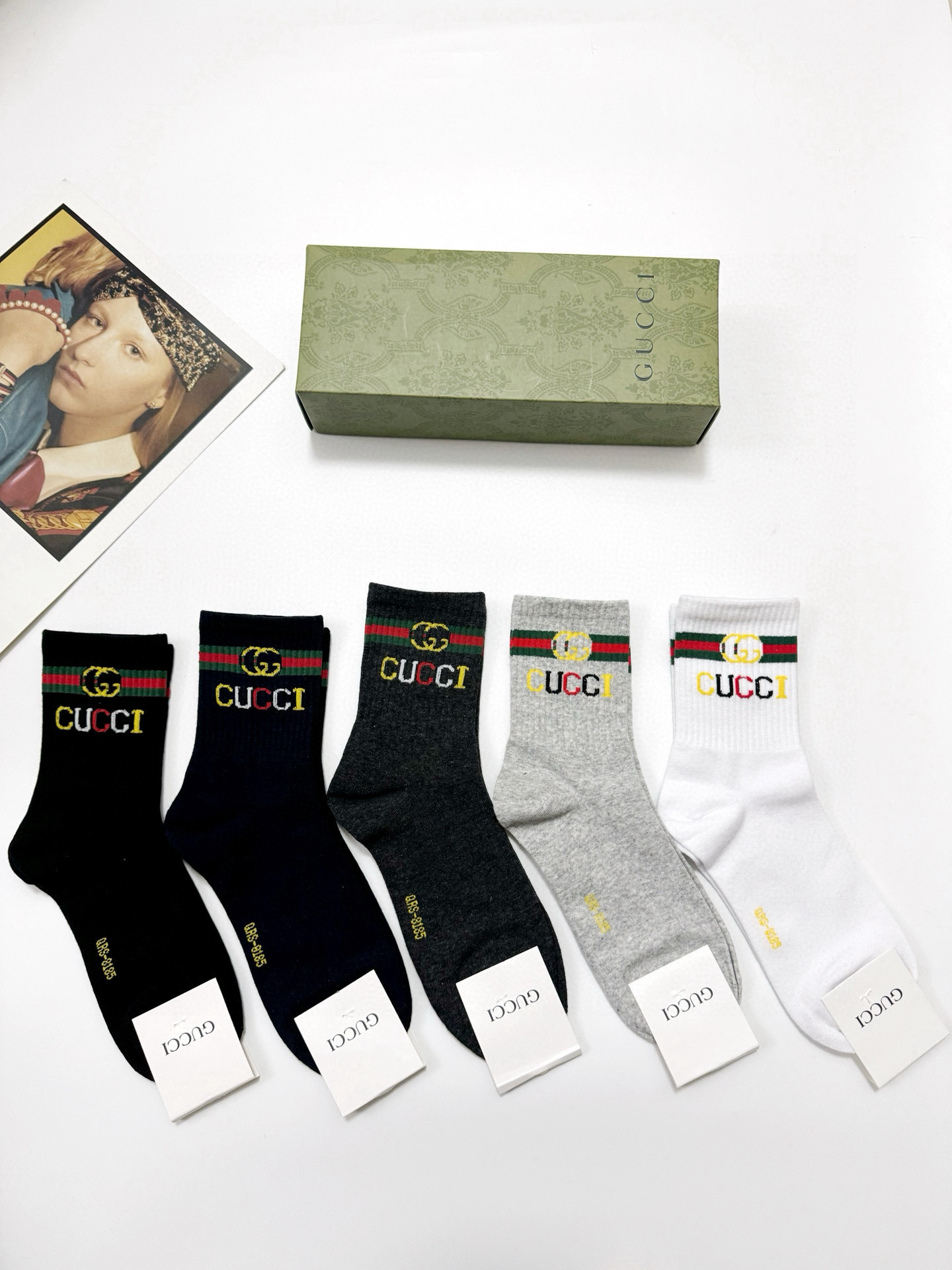  配包装
🌟【一盒5 双】
 🌟Gucci 古奇 经典字母logo纯棉袜  男女同款，ins超火爆红人同