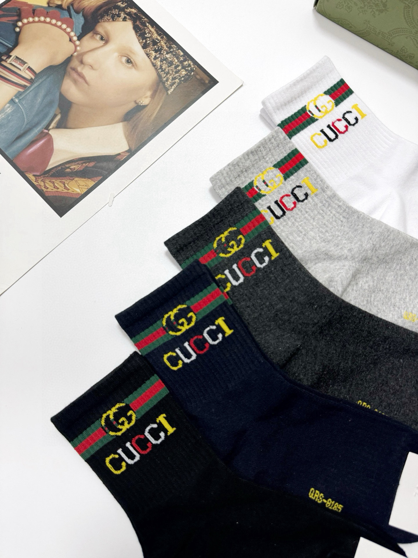  配包装
🌟【一盒5 双】
 🌟Gucci 古奇 经典字母logo纯棉袜  男女同款，ins超火爆红人同