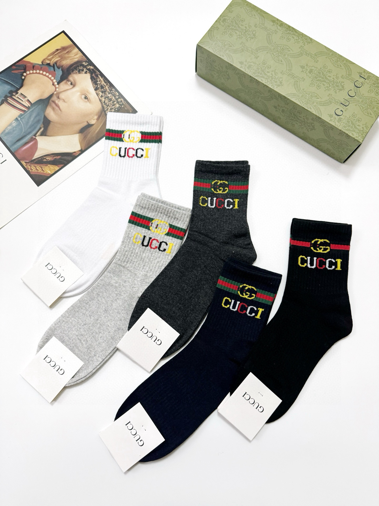  配包装
🌟【一盒5 双】
 🌟Gucci 古奇 经典字母logo纯棉袜  男女同款，ins超火爆红人同