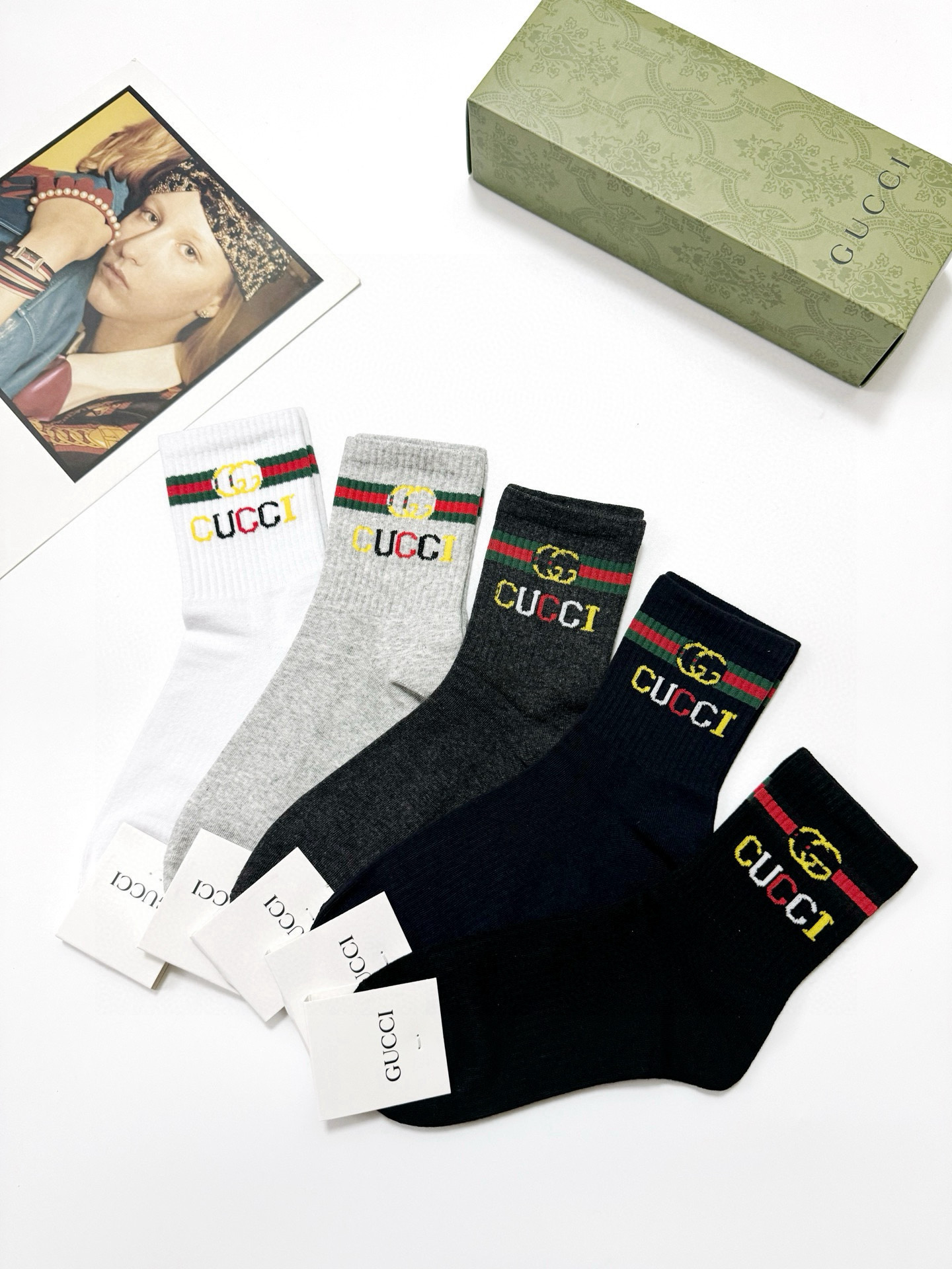  配包装
🌟【一盒5 双】
 🌟Gucci 古奇 经典字母logo纯棉袜  男女同款，ins超火爆红人同