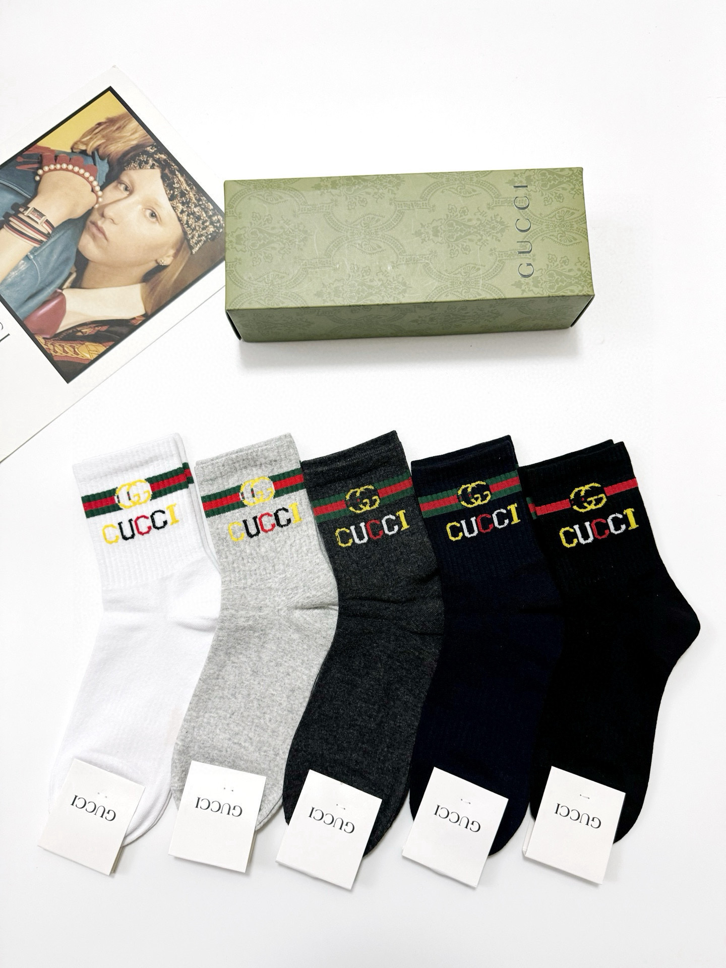  配包装
🌟【一盒5 双】
 🌟Gucci 古奇 经典字母logo纯棉袜  男女同款，ins超火爆红人同