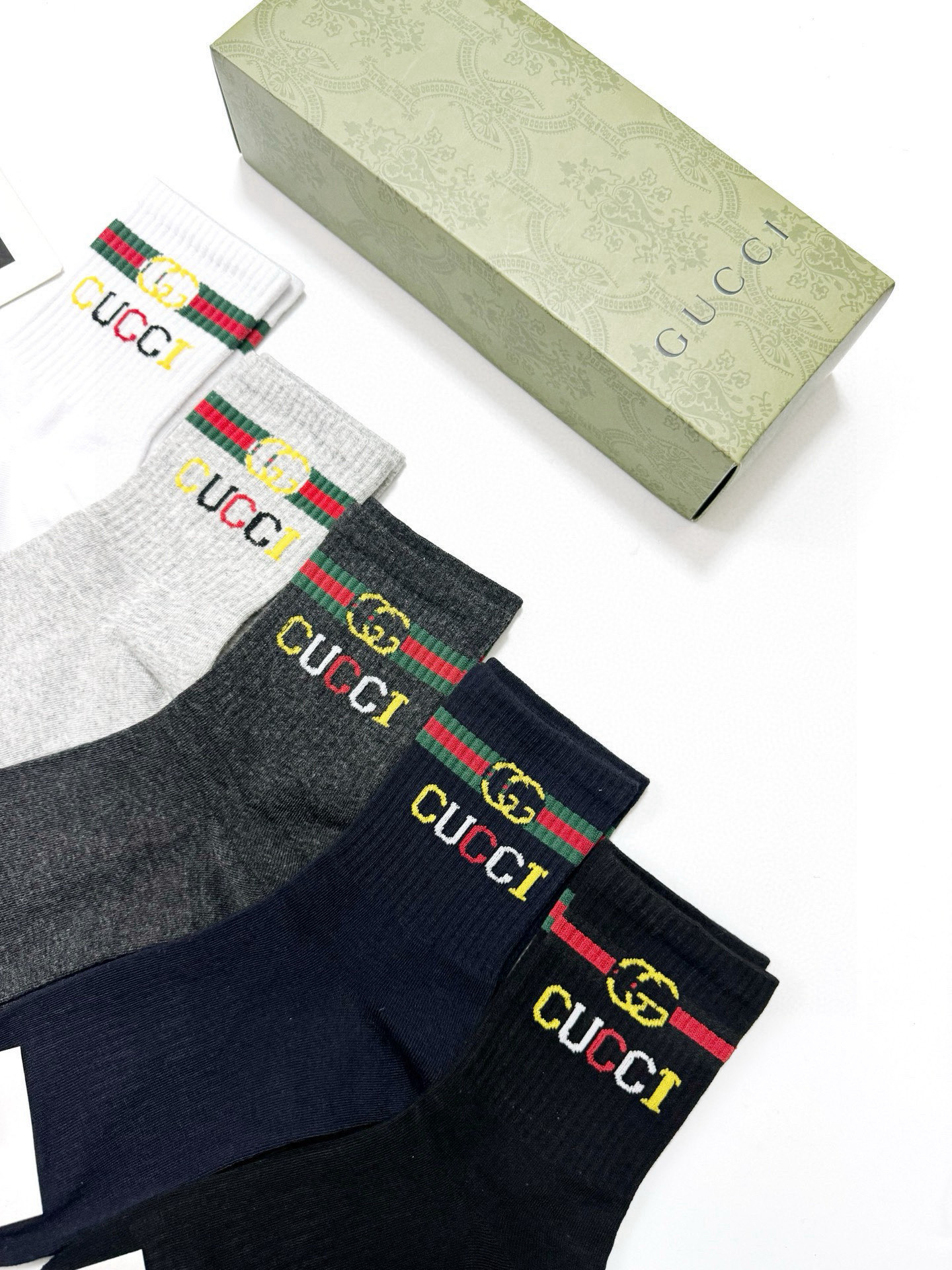  配包装
🌟【一盒5 双】
 🌟Gucci 古奇 经典字母logo纯棉袜  男女同款，ins超火爆红人同