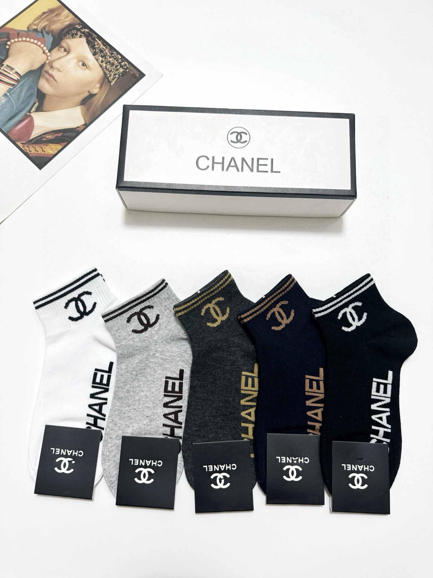  配包装
🌟【一盒5 双】男女同款
 🌟Chanel 香奈儿 经典字母logo ins超火爆短袜，纯棉面